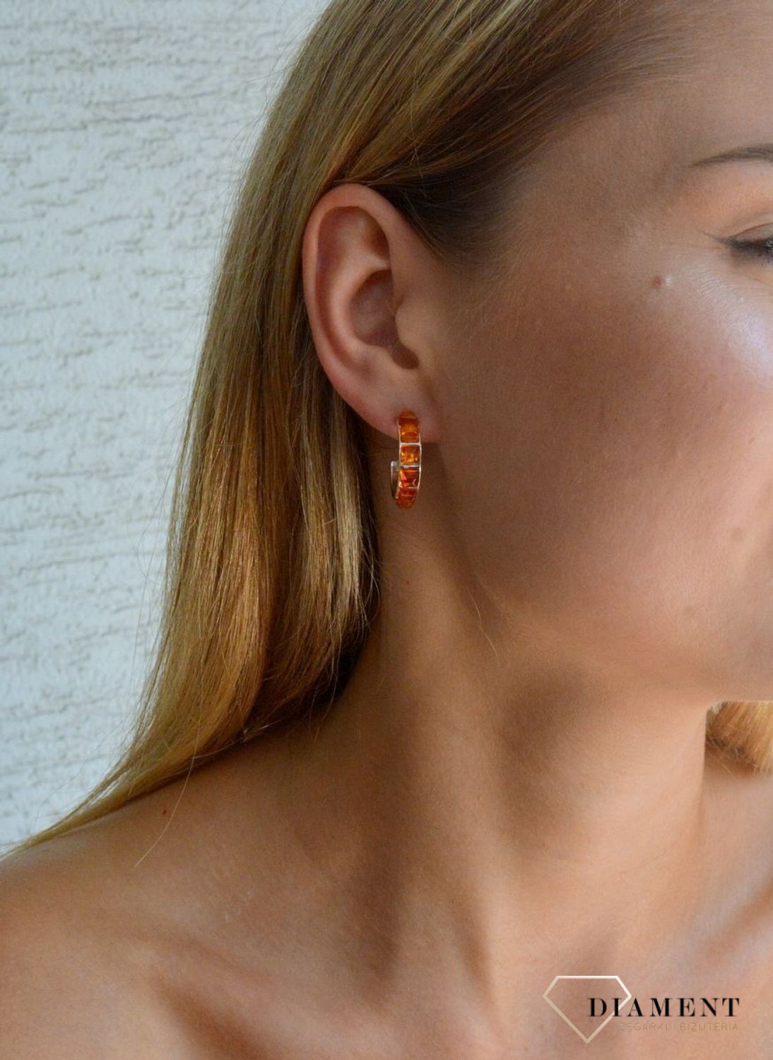 Srebrne kolczyki damskie 925 półokrągłe z koniakowym bursztynem DIA-KLC-9857-925. Srebrne kolczyki damskie wkrętki. Kolczyki damskie półokrągłe z kamieniem. Kolczyki srebrne damskie idealne na prezent. Kolczyki z bursztynem .jpg