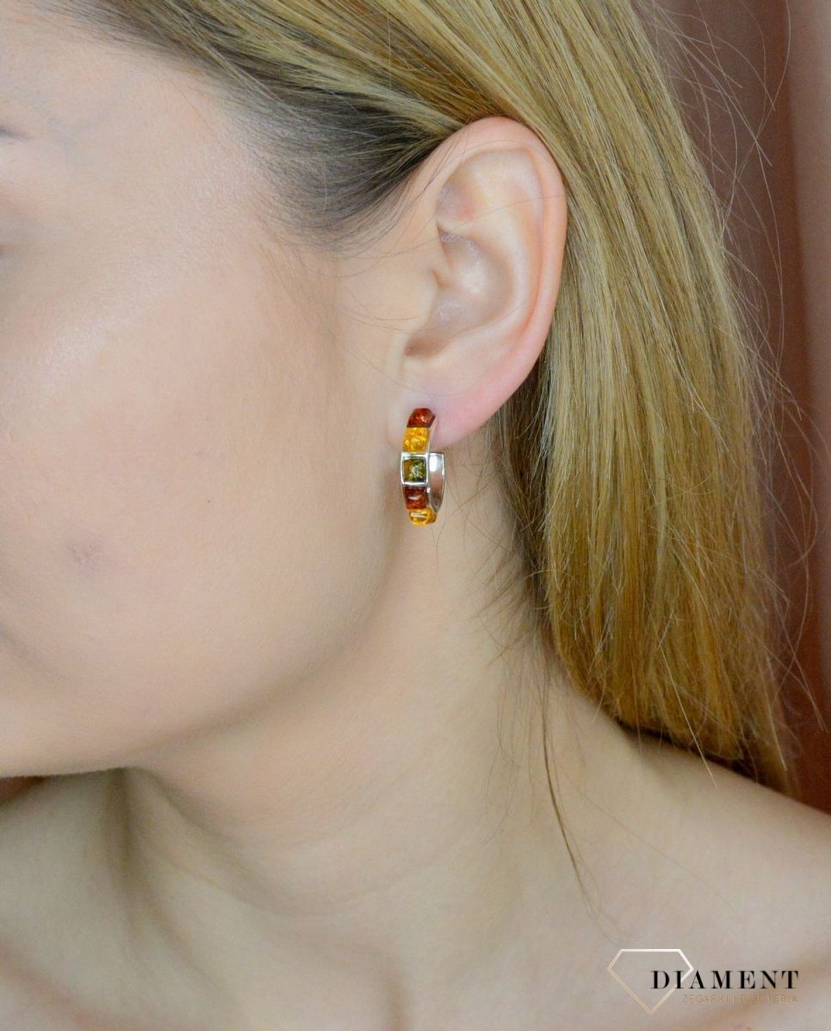 Srebrne kolczyki 925 półokrągłe wkrętki z wielokolorowym bursztynem DIA-KLC-9858-925. Srebrne kolczyki damskie wkrętki. Kolczyki damskie z kamieniem. Kolczyki srebrne damskie idealne na prezent. Kolczyki z bursztynem bałtyck.jpg
