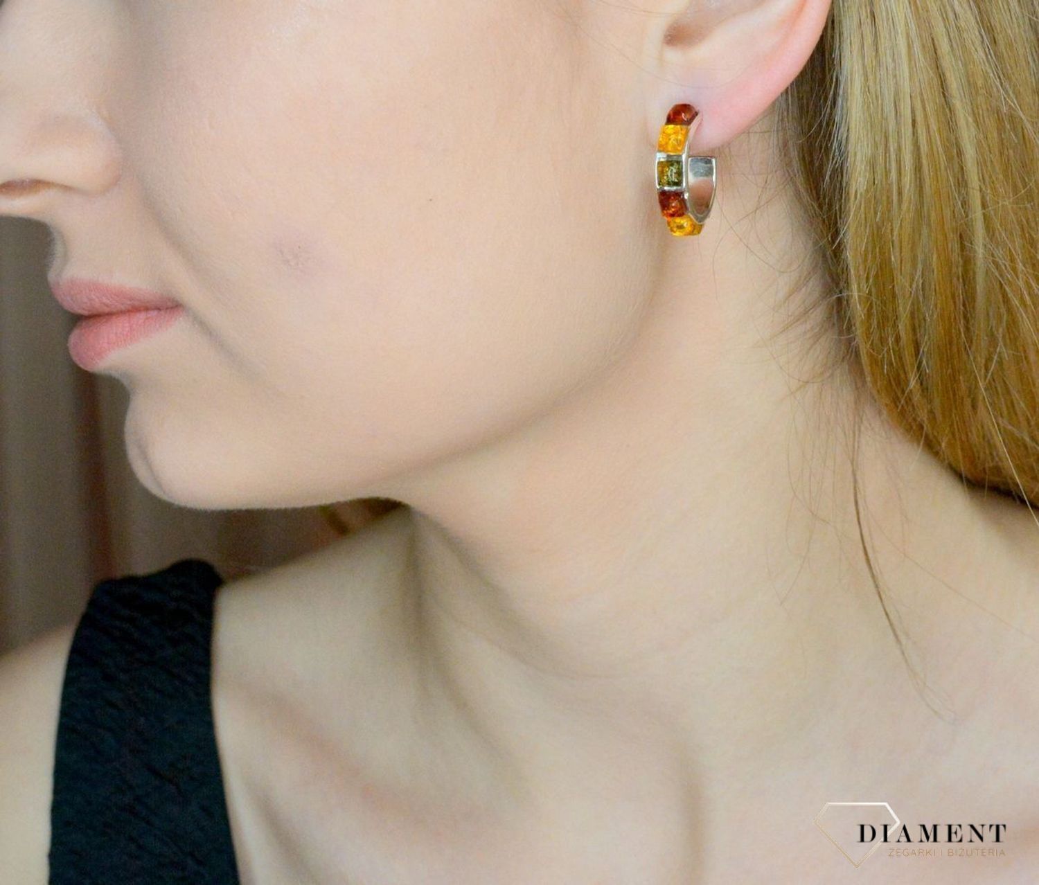 Srebrne kolczyki 925 półokrągłe wkrętki z wielokolorowym bursztynem DIA-KLC-9858-925. Srebrne kolczyki damskie wkrętki. Kolczyki damskie z kamieniem. Kolczyki srebrne damskie idealne na prezent. Kolczyki z bursztynem bałtyck.jpg