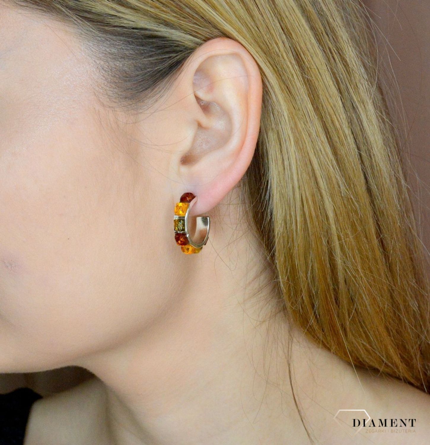 Srebrne kolczyki 925 półokrągłe wkrętki z wielokolorowym bursztynem DIA-KLC-9858-925. Srebrne kolczyki damskie wkrętki. Kolczyki damskie z kamieniem. Kolczyki srebrne damskie idealne na prezent. Kolczyki z bursztynem bałtyck.jpg