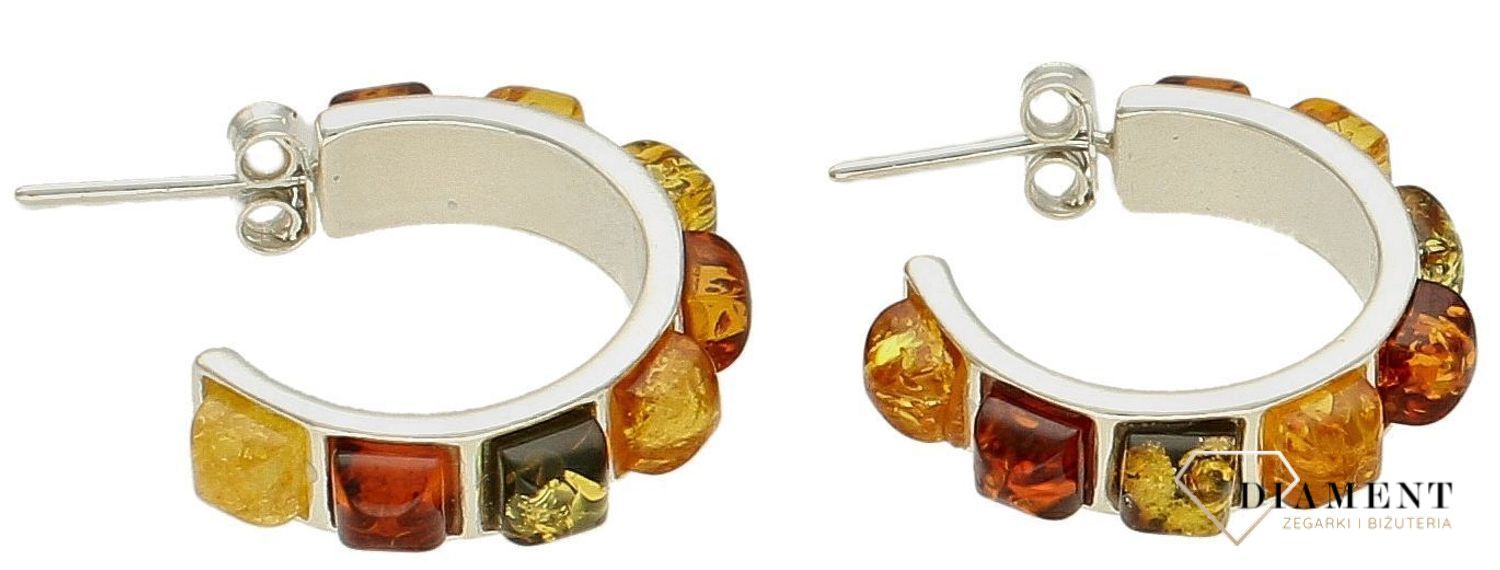 Srebrne kolczyki 925 półokrągłe wkrętki z wielokolorowym bursztynem DIA-KLC-9858-925. Srebrne kolczyki damskie wkrętki. Kolczyki damskie z kamieniem. Kolczyki srebrne damskie idealne na prezent. Kolczyki z bursztynem bałtyck.jpg