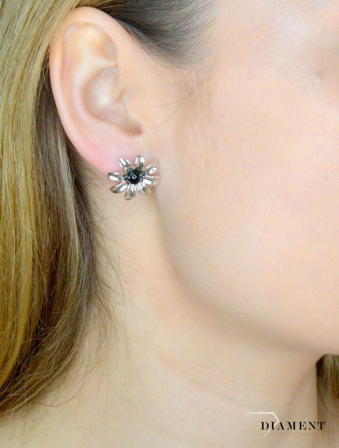 Srebrne kolczyki damskie kwiatki z wiśniowym bursztynem DIA-KLC-9859-925. Srebrne kolczyki damskie. Srebrne kolczyki wkrętki. Kolczyki srebrne z kamieniem. Srebrne kolczyki wkrętki z bursztynem wiśniowym. Kolczyki srebrne na p.jpg