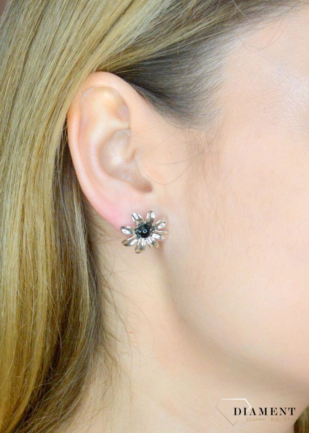 Srebrne kolczyki damskie kwiatki z wiśniowym bursztynem DIA-KLC-9859-925. Srebrne kolczyki damskie. Srebrne kolczyki wkrętki. Kolczyki srebrne z kamieniem. Srebrne kolczyki wkrętki z bursztynem wiśniowym. Kolczyki srebrne na p.jpg