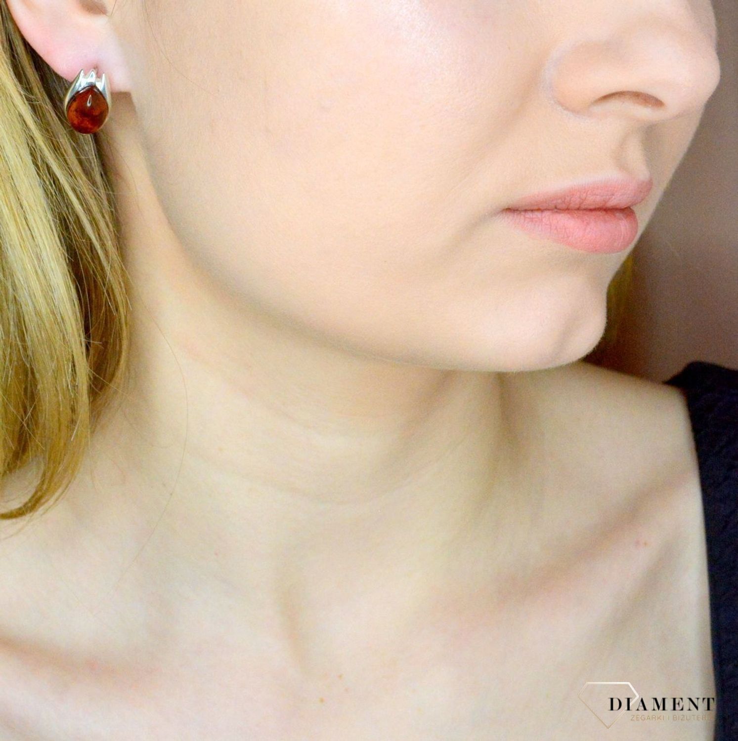 Srebrne kolczyki łezki z koniakowym bursztynem bałtyckim DIA-KLC-9860-925. Srebrne kolczyki damskie wiszące. Kolczyki damskie z kamieniem. Kolczyki srebrne damskie idealne na prezent. Kolczyki z bursztynem bałtyckim..jpg