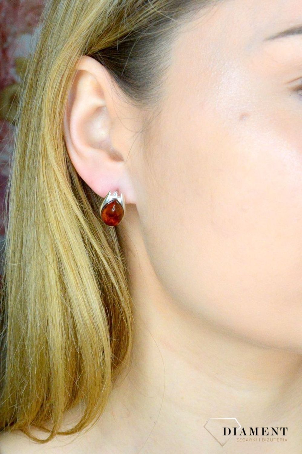 Srebrne kolczyki łezki z koniakowym bursztynem bałtyckim DIA-KLC-9860-925. Srebrne kolczyki damskie wiszące. Kolczyki damskie z kamieniem. Kolczyki srebrne damskie idealne na prezent. Kolczyki z bursztynem bałtyckim..jpg