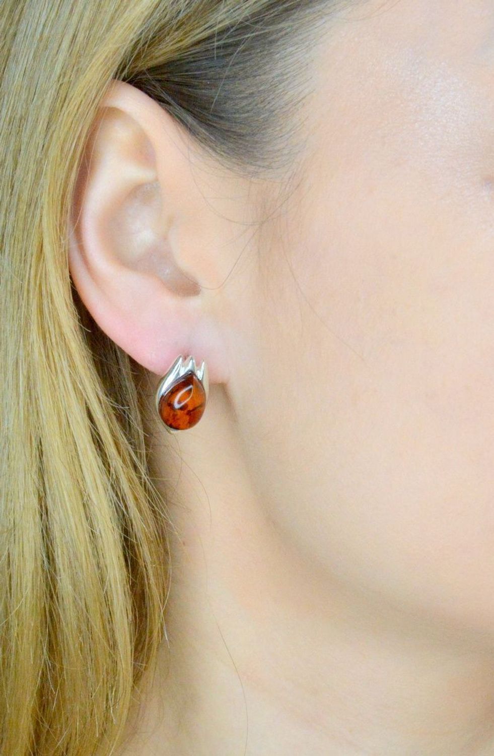 Srebrne kolczyki łezki z koniakowym bursztynem bałtyckim DIA-KLC-9860-925. Srebrne kolczyki damskie wiszące. Kolczyki damskie z kamieniem. Kolczyki srebrne damskie idealne na prezent. Kolczyki z bursztynem bałtyckim..jpg