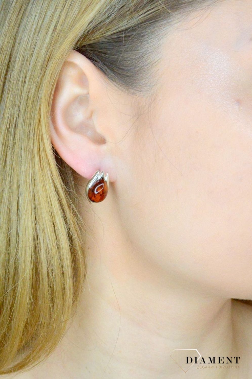 Srebrne kolczyki łezki z koniakowym bursztynem bałtyckim DIA-KLC-9860-925. Srebrne kolczyki damskie wiszące. Kolczyki damskie z kamieniem. Kolczyki srebrne damskie idealne na prezent. Kolczyki z bursztynem bałtyckim..jpg