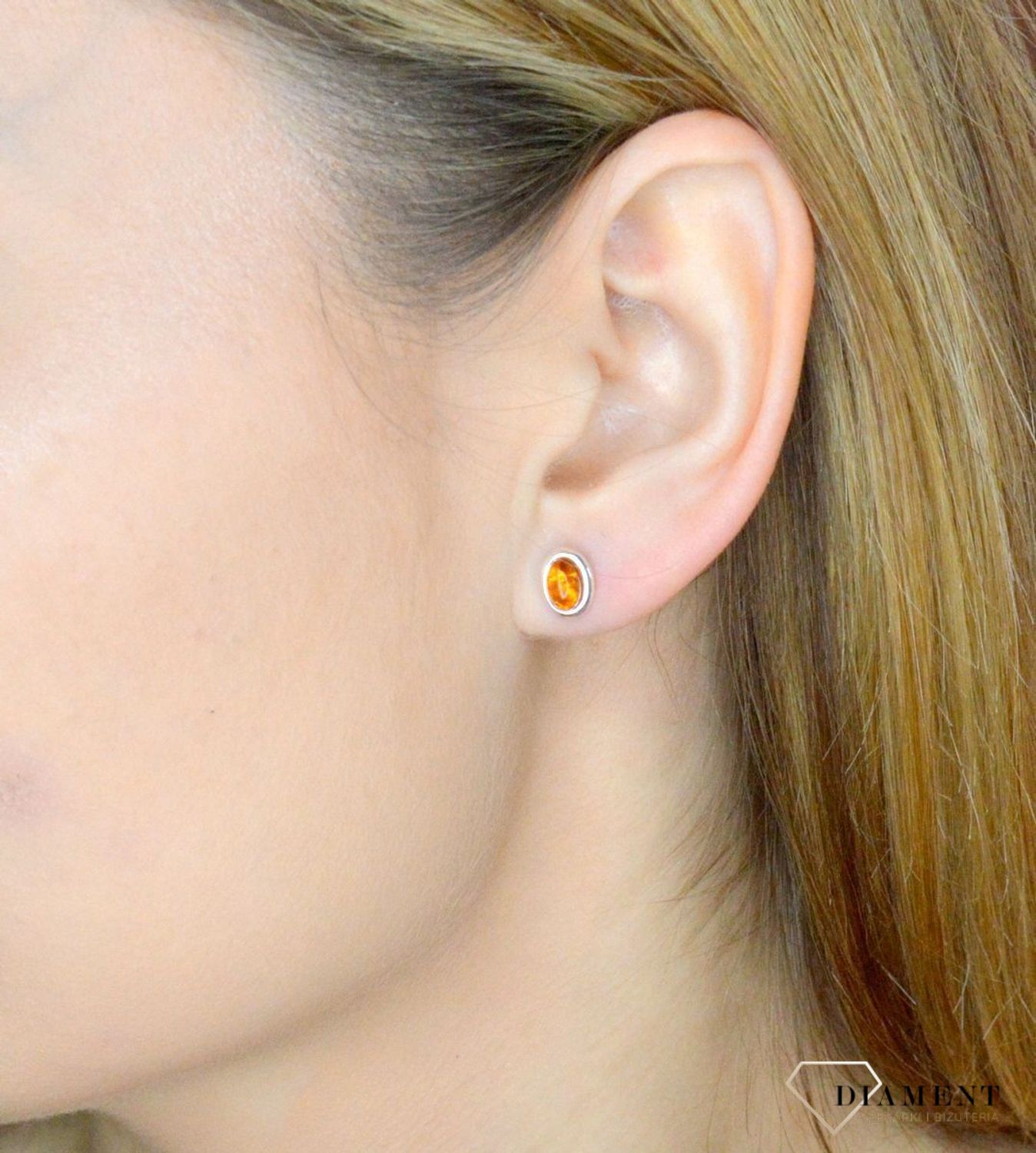 Srebrne kolczyki 925 owalne wkrętki z koniakowym bursztynem DIA-KLC-9861-925. Srebrne kolczyki damskie wkrętki. Kolczyki damskie z kamieniem. Kolczyki srebrne damskie idealne na prezent. Kolczyki z bursztynem bałtyckim..jpg