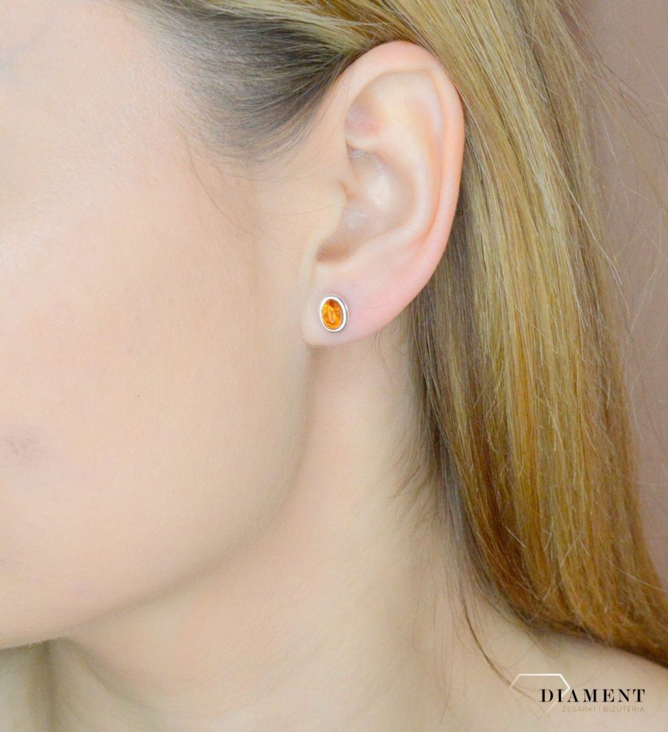 Srebrne kolczyki 925 owalne wkrętki z koniakowym bursztynem DIA-KLC-9861-925. Srebrne kolczyki damskie wkrętki. Kolczyki damskie z kamieniem. Kolczyki srebrne damskie idealne na prezent. Kolczyki z bursztynem bałtyckim..jpg