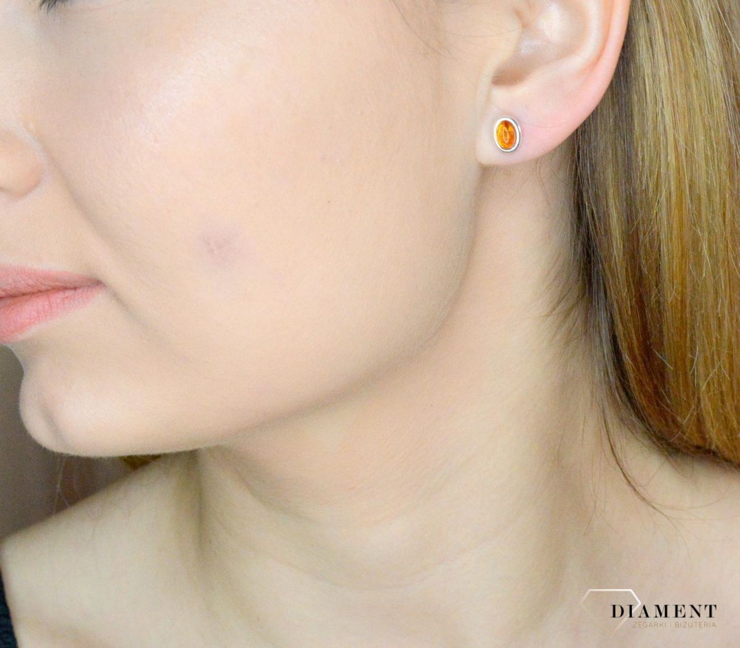 Srebrne kolczyki 925 owalne wkrętki z koniakowym bursztynem DIA-KLC-9861-925. Srebrne kolczyki damskie wkrętki. Kolczyki damskie z kamieniem. Kolczyki srebrne damskie idealne na prezent. Kolczyki z bursztynem bałtyckim..jpg
