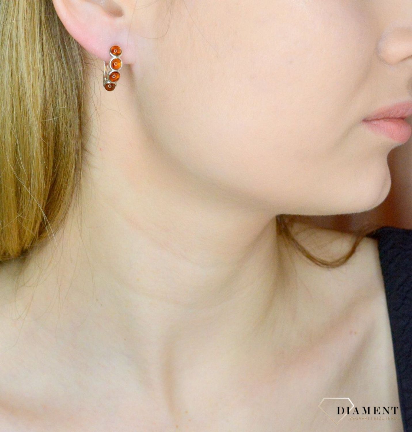 Srebrne kolczyki wiszące z koniakowym bursztynem bałtyckim DIA-KLC-9863-925.jpg