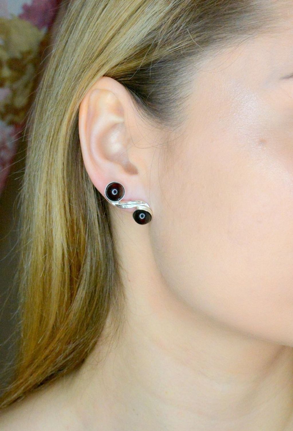 Srebrne kolczyki damskie podwójne kulki z bursztynem wiśniowym DIA-KLC-9864-925.jpg