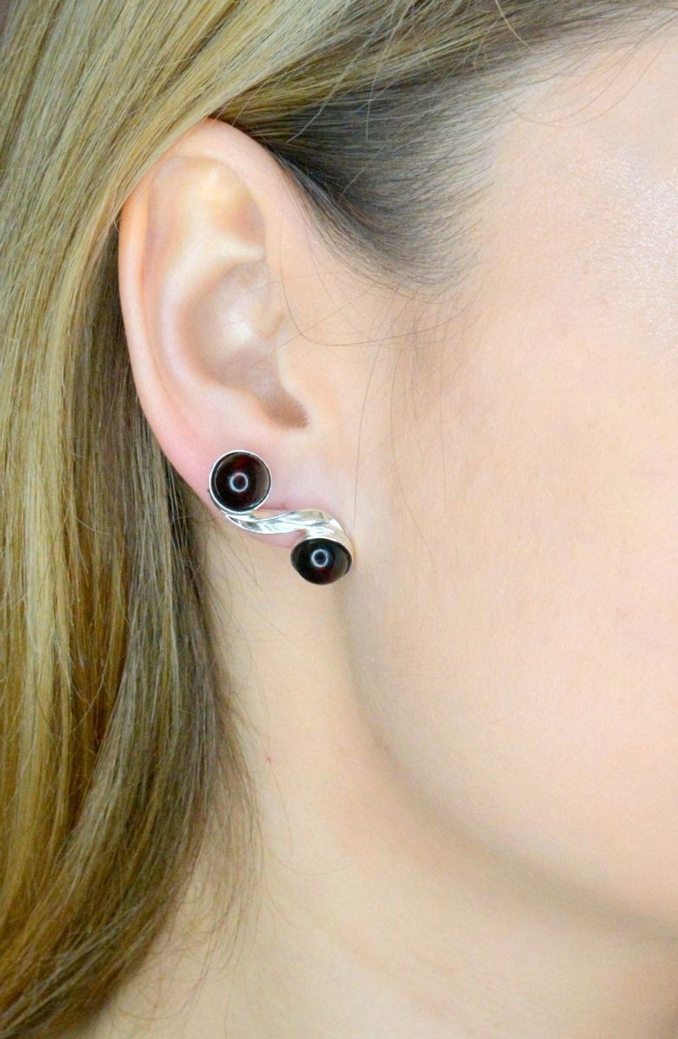 Srebrne kolczyki damskie podwójne kulki z bursztynem wiśniowym DIA-KLC-9864-925.jpg