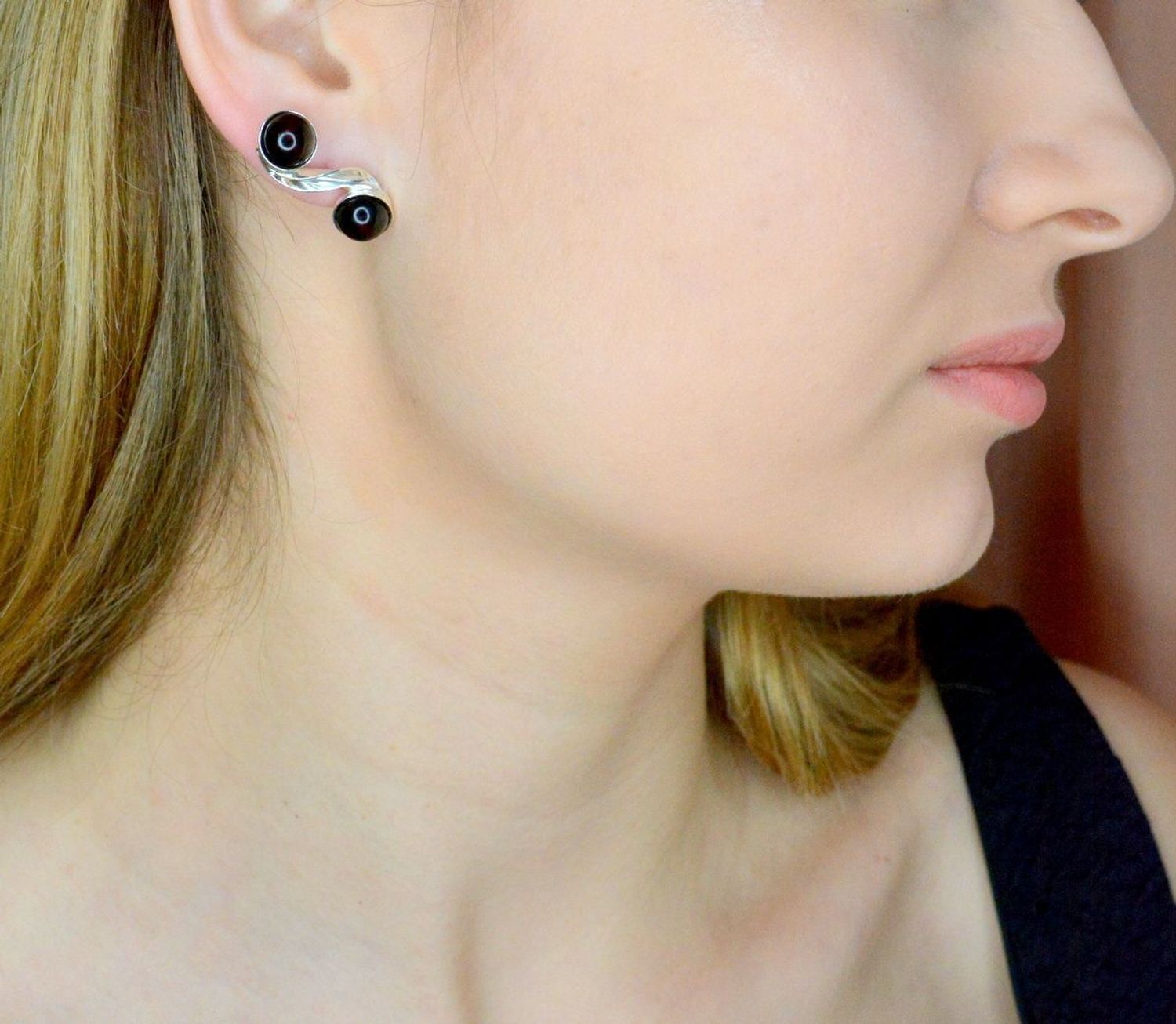 Srebrne kolczyki damskie podwójne kulki z bursztynem wiśniowym DIA-KLC-9864-925.jpg