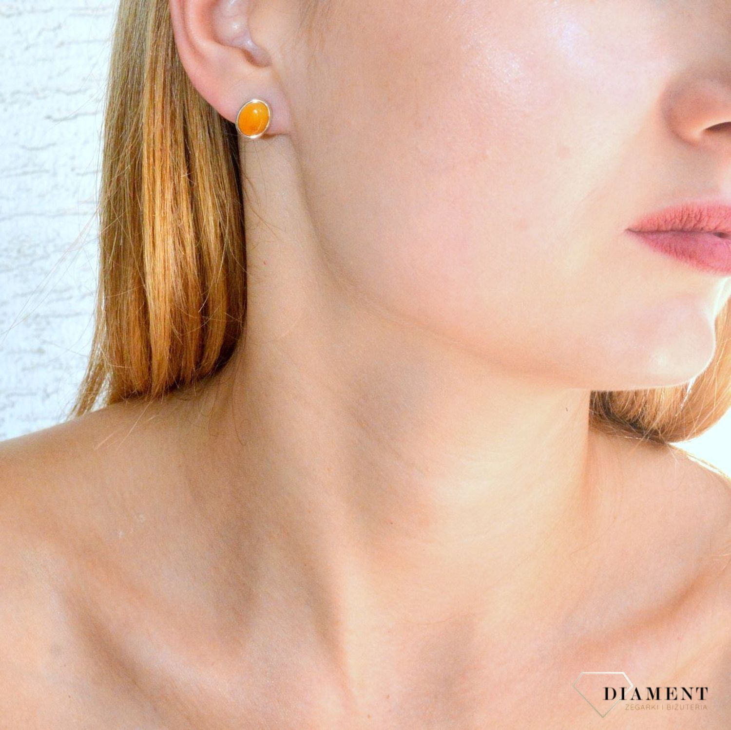 Srebrne kolczyki 925 owalne wkrętki z miodowym bursztynem DIA-KLC-9865-925. Srebrne kolczyki damskie wkrętki. Kolczyki damskie z kamieniem. Kolczyki srebrne damskie idealne na prezent. Kolczyki z bursztynem bałtyckim..jpg
