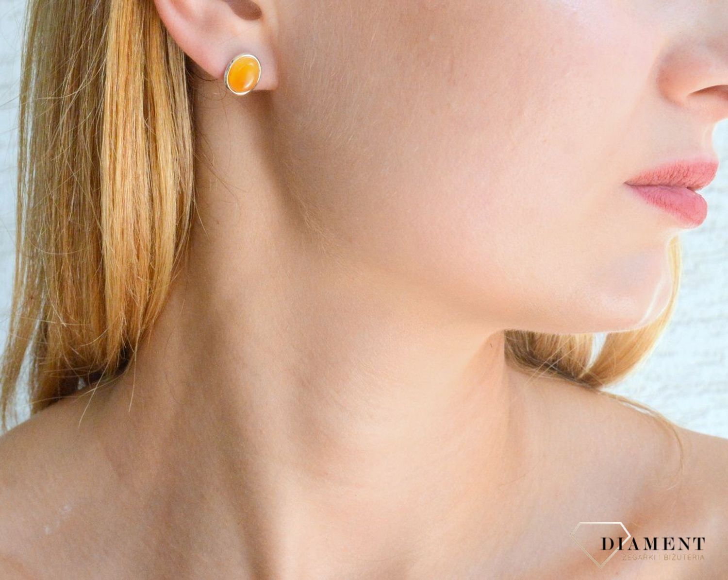 Srebrne kolczyki 925 owalne wkrętki z miodowym bursztynem DIA-KLC-9865-925. Srebrne kolczyki damskie wkrętki. Kolczyki damskie z kamieniem. Kolczyki srebrne damskie idealne na prezent. Kolczyki z bursztynem bałtyckim..jpg