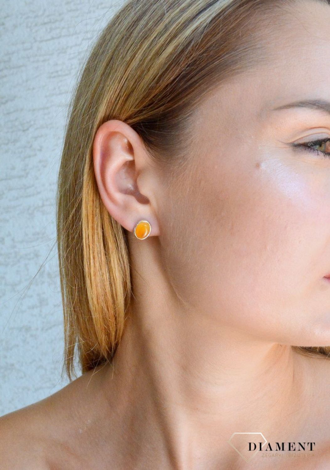 Srebrne kolczyki 925 owalne wkrętki z miodowym bursztynem DIA-KLC-9865-925. Srebrne kolczyki damskie wkrętki. Kolczyki damskie z kamieniem. Kolczyki srebrne damskie idealne na prezent. Kolczyki z bursztynem bałtyckim..jpg