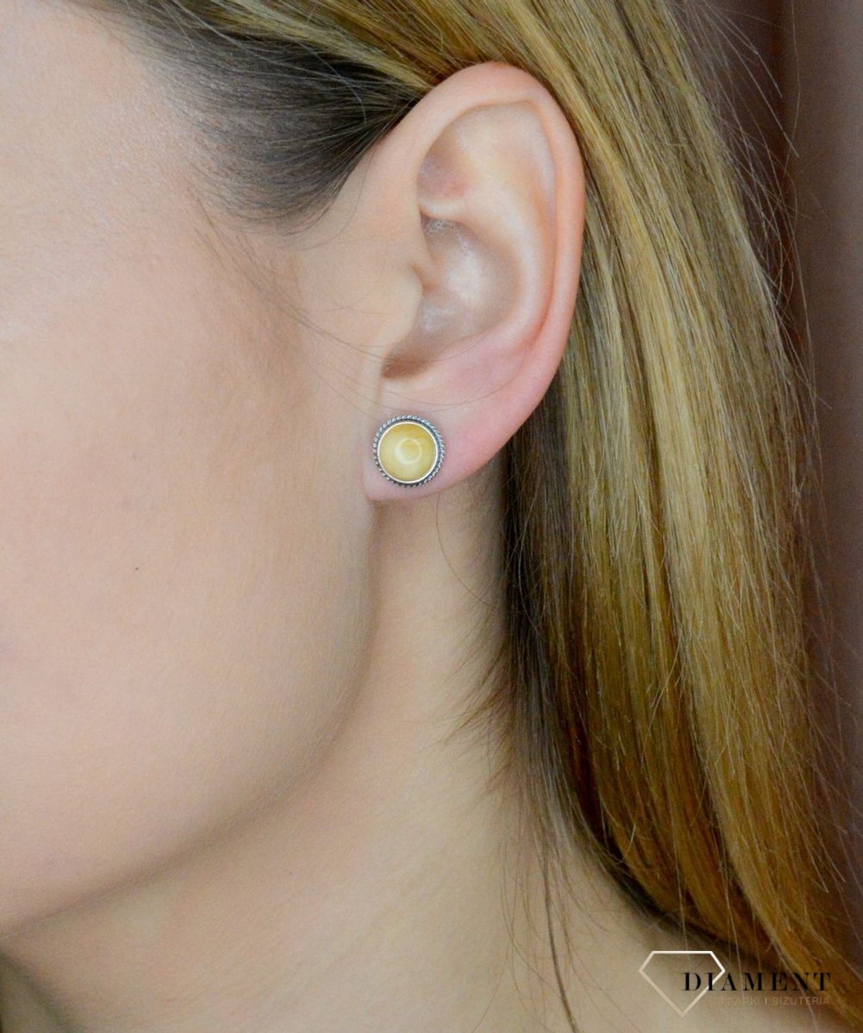 Srebrne kolczyki 925 okrągłe wkrętki z mlecznym bursztynem DIA-KLC-9866-925. Srebrne kolczyki damskie wkrętki. Kolczyki damskie z kamieniem. Kolczyki srebrne damskie idealne na prezent. Kolczyki z bursztynem bałtyckim..jpg