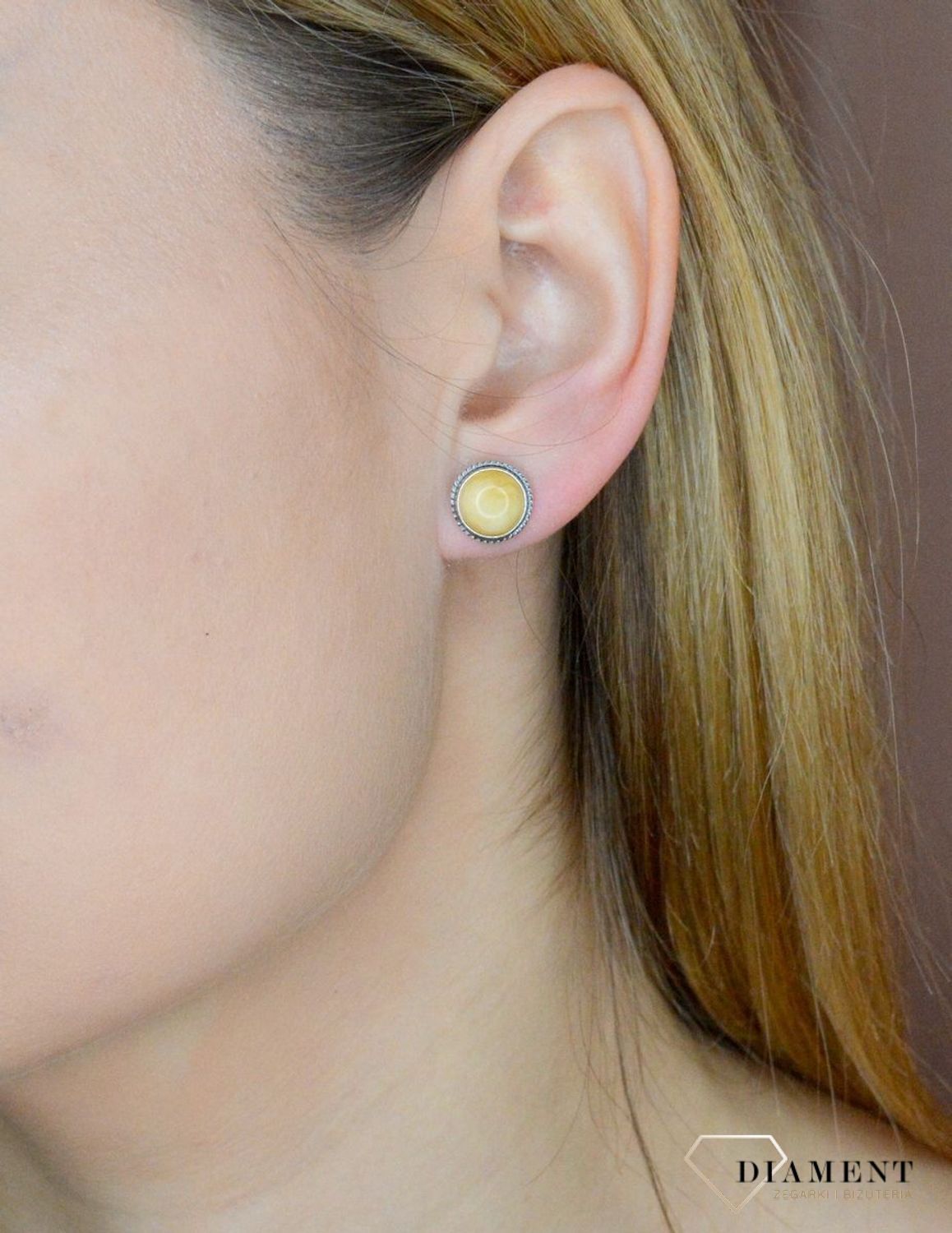 Srebrne kolczyki 925 okrągłe wkrętki z mlecznym bursztynem DIA-KLC-9866-925. Srebrne kolczyki damskie wkrętki. Kolczyki damskie z kamieniem. Kolczyki srebrne damskie idealne na prezent. Kolczyki z bursztynem bałtyckim..jpg