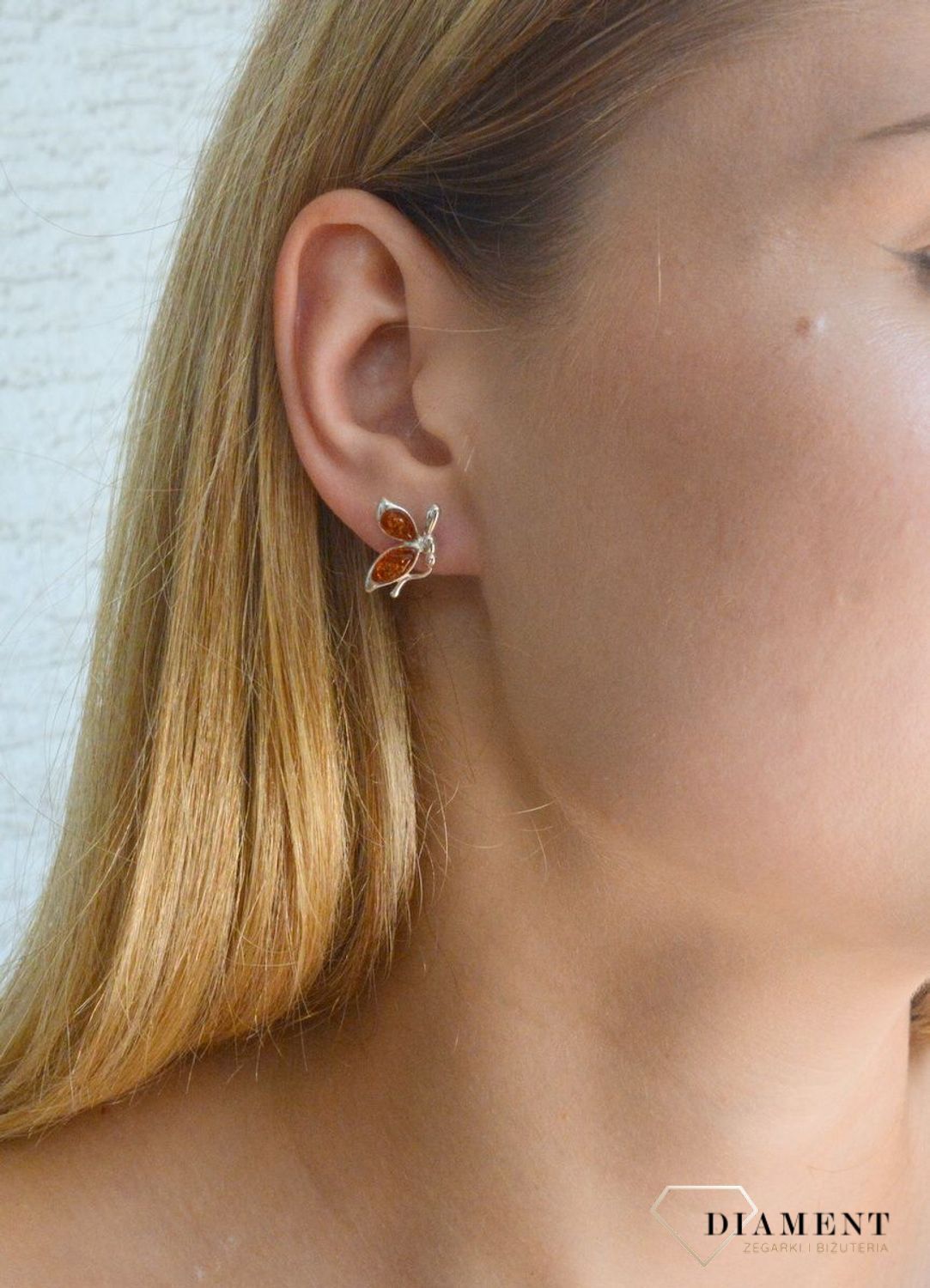 Srebrne kolczyki damskie 925 motylki z koniakowym bursztynem DIA-KLC-9868-925. Srebrne kolczyki damskie wkrętki. Kolczyki damskie motylki z kamieniem. Kolczyki srebrne damskie idealne na prezent. Kolczyki z bursztynem bałtycki.jpg