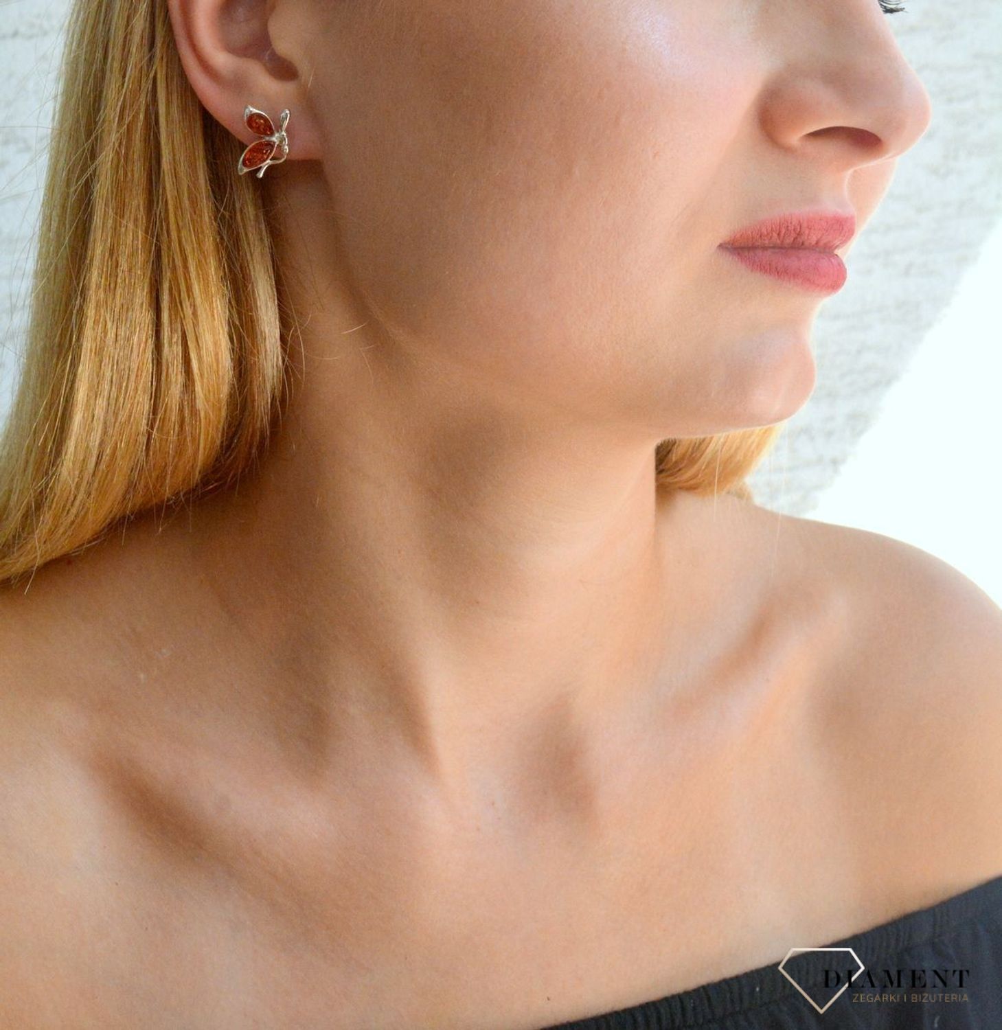 Srebrne kolczyki damskie 925 motylki z koniakowym bursztynem DIA-KLC-9868-925. Srebrne kolczyki damskie wkrętki. Kolczyki damskie motylki z kamieniem. Kolczyki srebrne damskie idealne na prezent. Kolczyki z bursztynem bałtycki.jpg