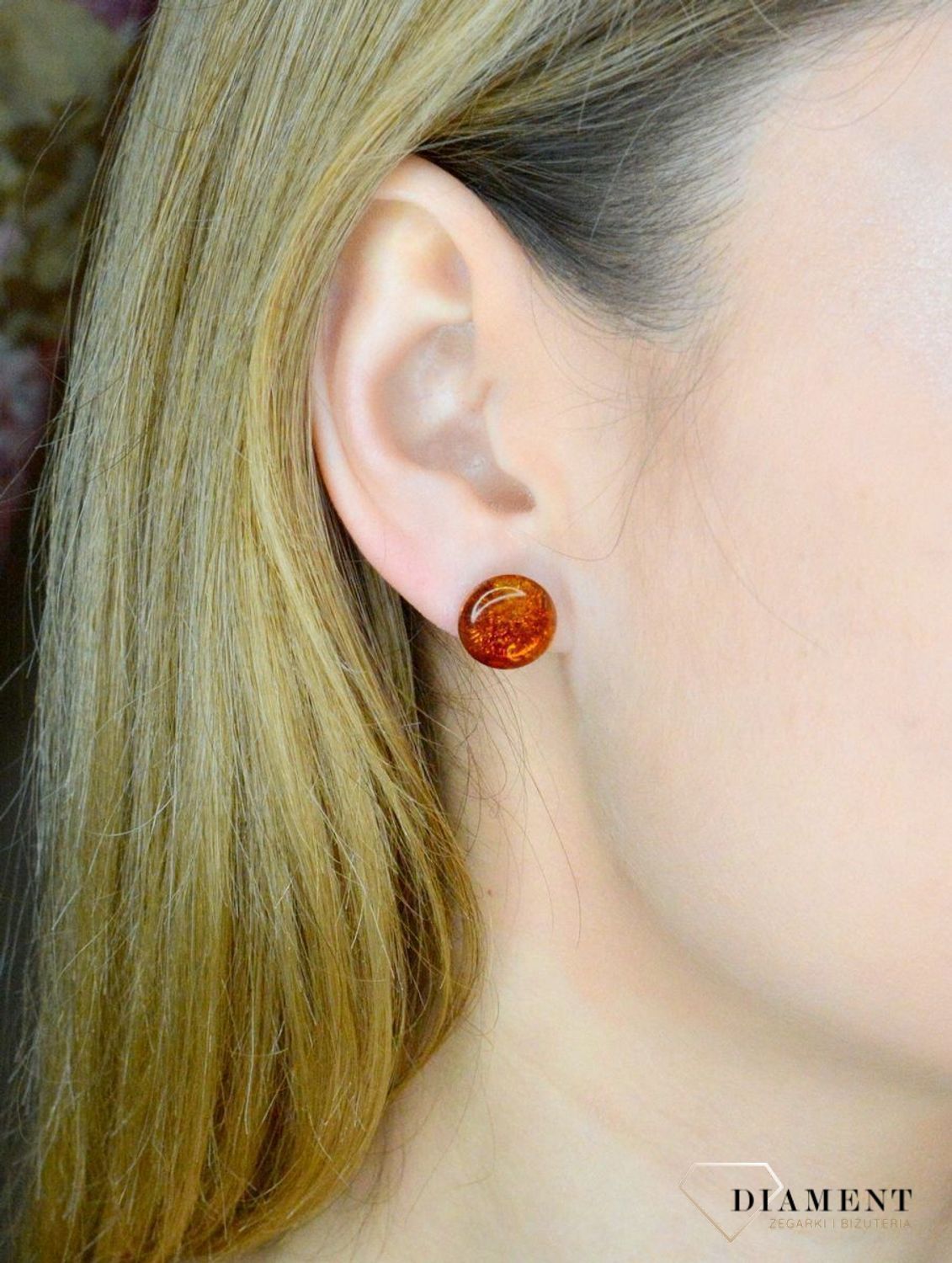 Srebrne kolczyki 925 okrągłe wkrętki z koniakowym bursztynem DIA-KLC-9869-925. Srebrne kolczyki damskie wkrętki. Kolczyki damskie z kamieniem. Kolczyki srebrne damskie idealne na prezent. Kolczyki z bursztynem bałtyckim..jpg