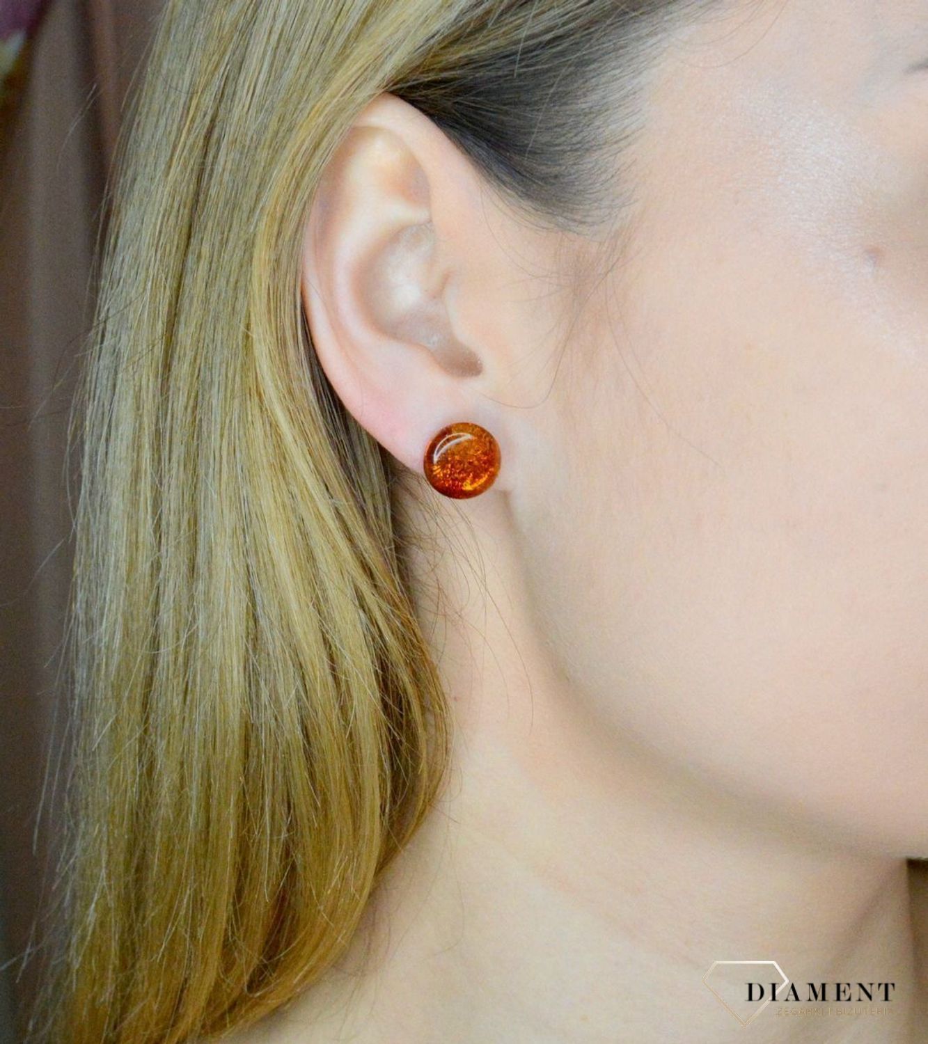 Srebrne kolczyki 925 okrągłe wkrętki z koniakowym bursztynem DIA-KLC-9869-925. Srebrne kolczyki damskie wkrętki. Kolczyki damskie z kamieniem. Kolczyki srebrne damskie idealne na prezent. Kolczyki z bursztynem bałtyckim..jpg