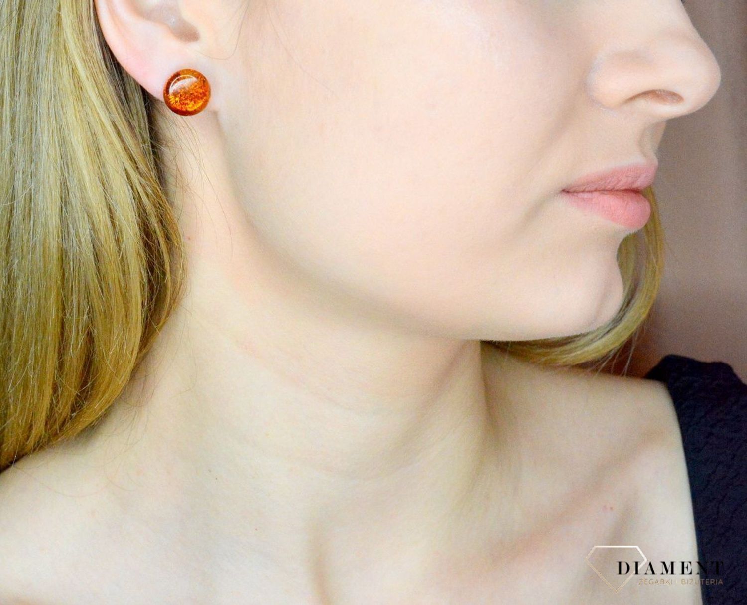 Srebrne kolczyki 925 okrągłe wkrętki z koniakowym bursztynem DIA-KLC-9869-925. Srebrne kolczyki damskie wkrętki. Kolczyki damskie z kamieniem. Kolczyki srebrne damskie idealne na prezent. Kolczyki z bursztynem bałtyckim..jpg