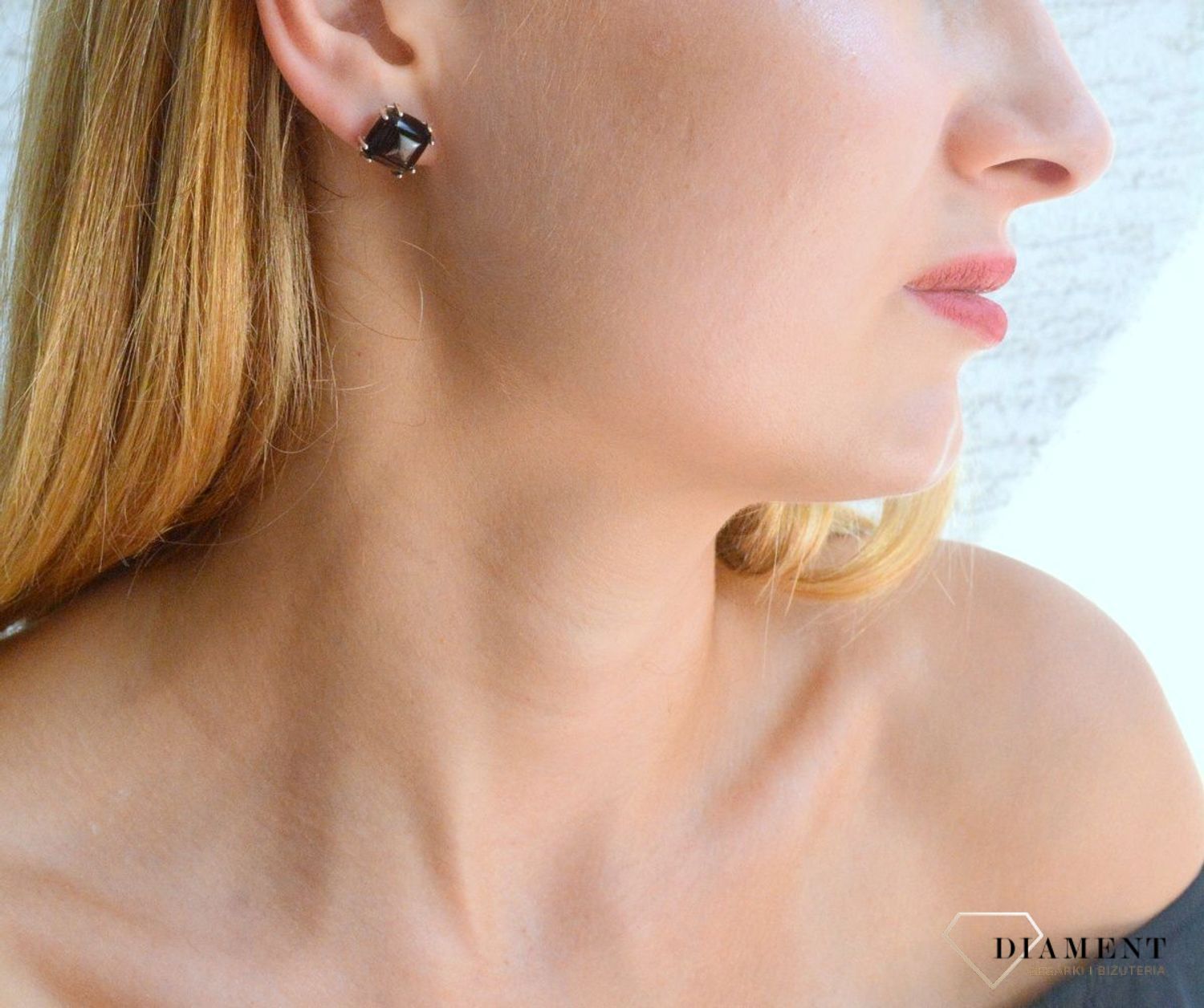 Srebrne kolczyki 925 kwadratowe wkrętki z ciemnobrązowym bursztynem DIA-KLC-9870-925. Srebrne kolczyki damskie wkrętki. Kolczyki damskie z kamieniem. Kolczyki srebrne damskie idealne na prezent. Kolczyki z bursztynem bałtyckim.jpg