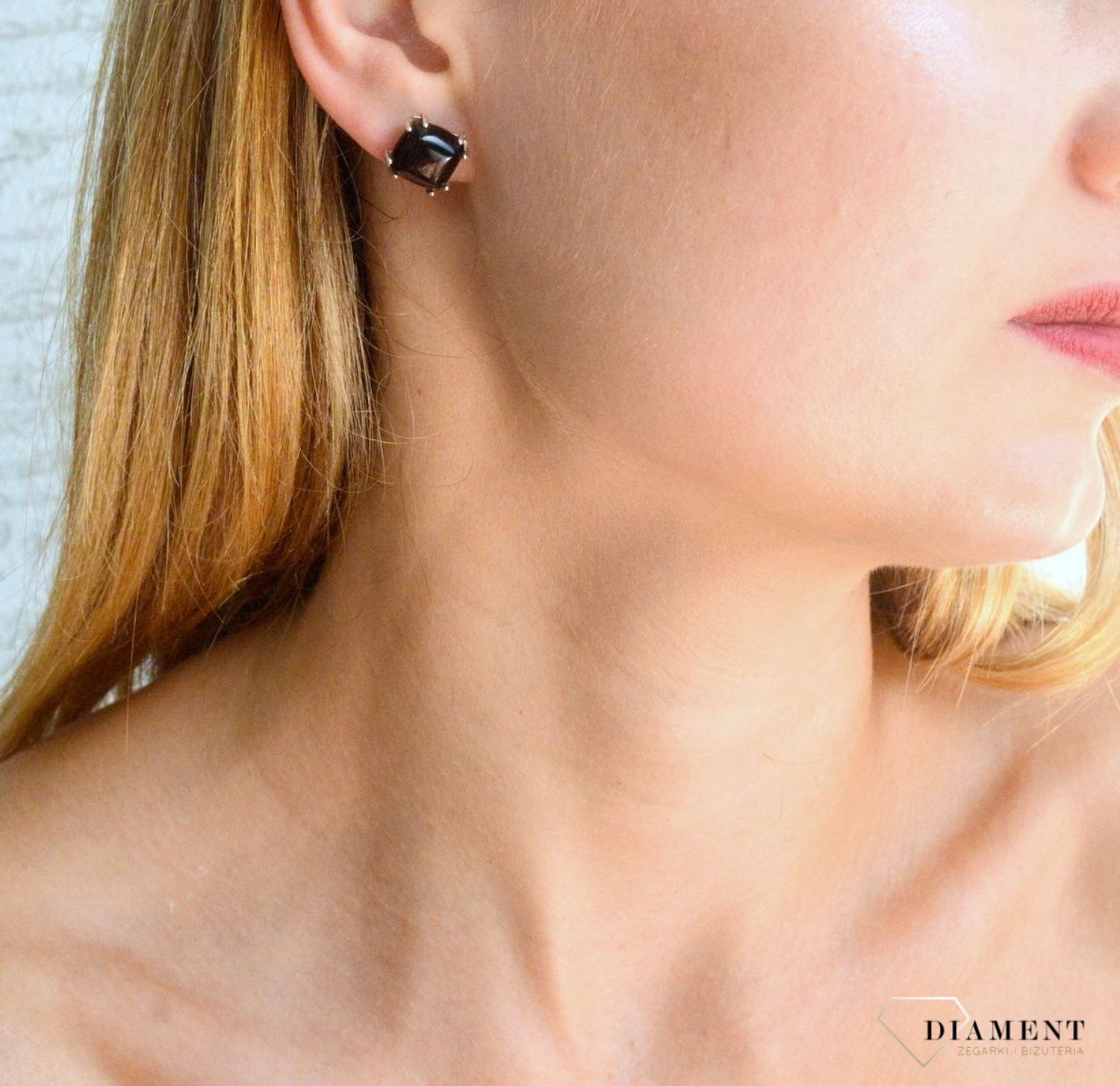 Srebrne kolczyki 925 kwadratowe wkrętki z ciemnobrązowym bursztynem DIA-KLC-9870-925. Srebrne kolczyki damskie wkrętki. Kolczyki damskie z kamieniem. Kolczyki srebrne damskie idealne na prezent. Kolczyki z bursztynem bałtyckim.jpg