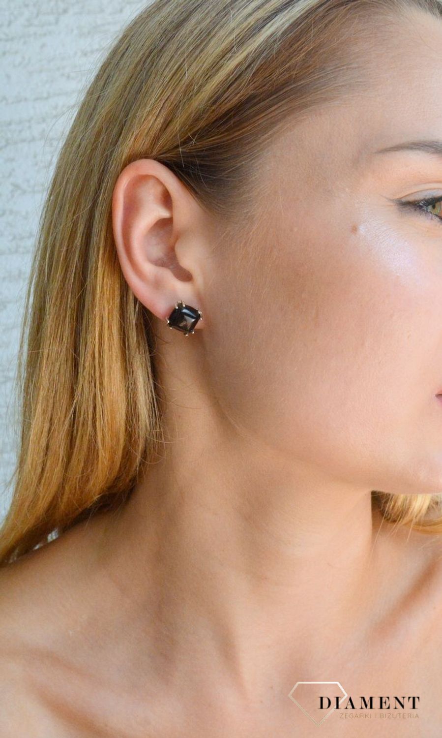 Srebrne kolczyki 925 kwadratowe wkrętki z ciemnobrązowym bursztynem DIA-KLC-9870-925. Srebrne kolczyki damskie wkrętki. Kolczyki damskie z kamieniem. Kolczyki srebrne damskie idealne na prezent. Kolczyki z bursztynem bałtyckim.jpg