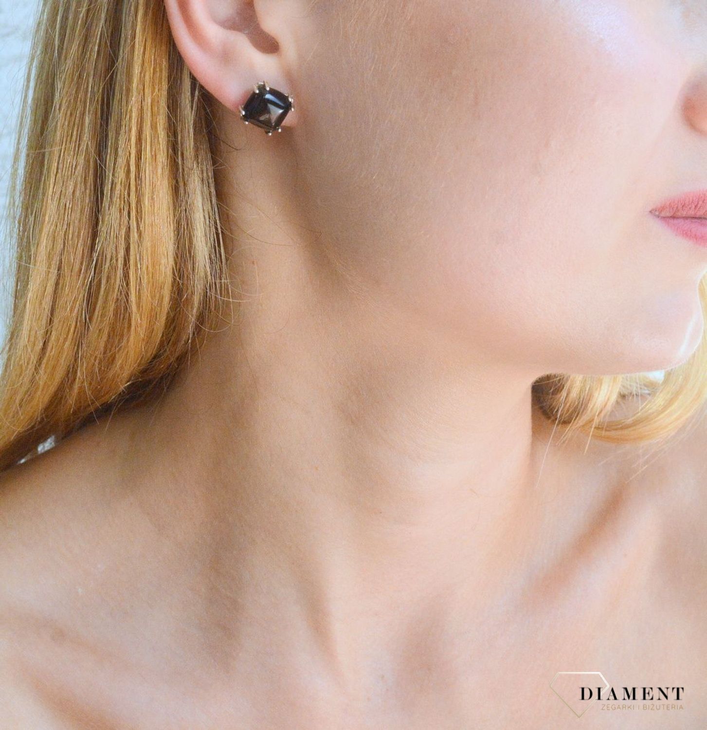 Srebrne kolczyki 925 kwadratowe wkrętki z ciemnobrązowym bursztynem DIA-KLC-9870-925. Srebrne kolczyki damskie wkrętki. Kolczyki damskie z kamieniem. Kolczyki srebrne damskie idealne na prezent. Kolczyki z bursztynem bałtyckim.jpg