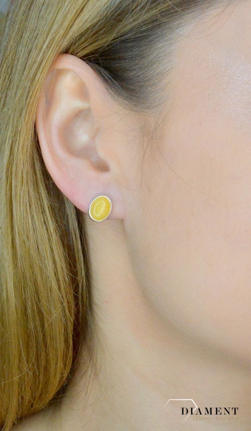 Srebrne kolczyki 925 owalne wkrętki z mlecznym bursztynem DIA-KLC-9871-925. Srebrne kolczyki damskie wkrętki. Kolczyki damskie z kamieniem. Kolczyki srebrne damskie idealne na prezent. Kolczyki z bursztynem bałtyckim..jpg