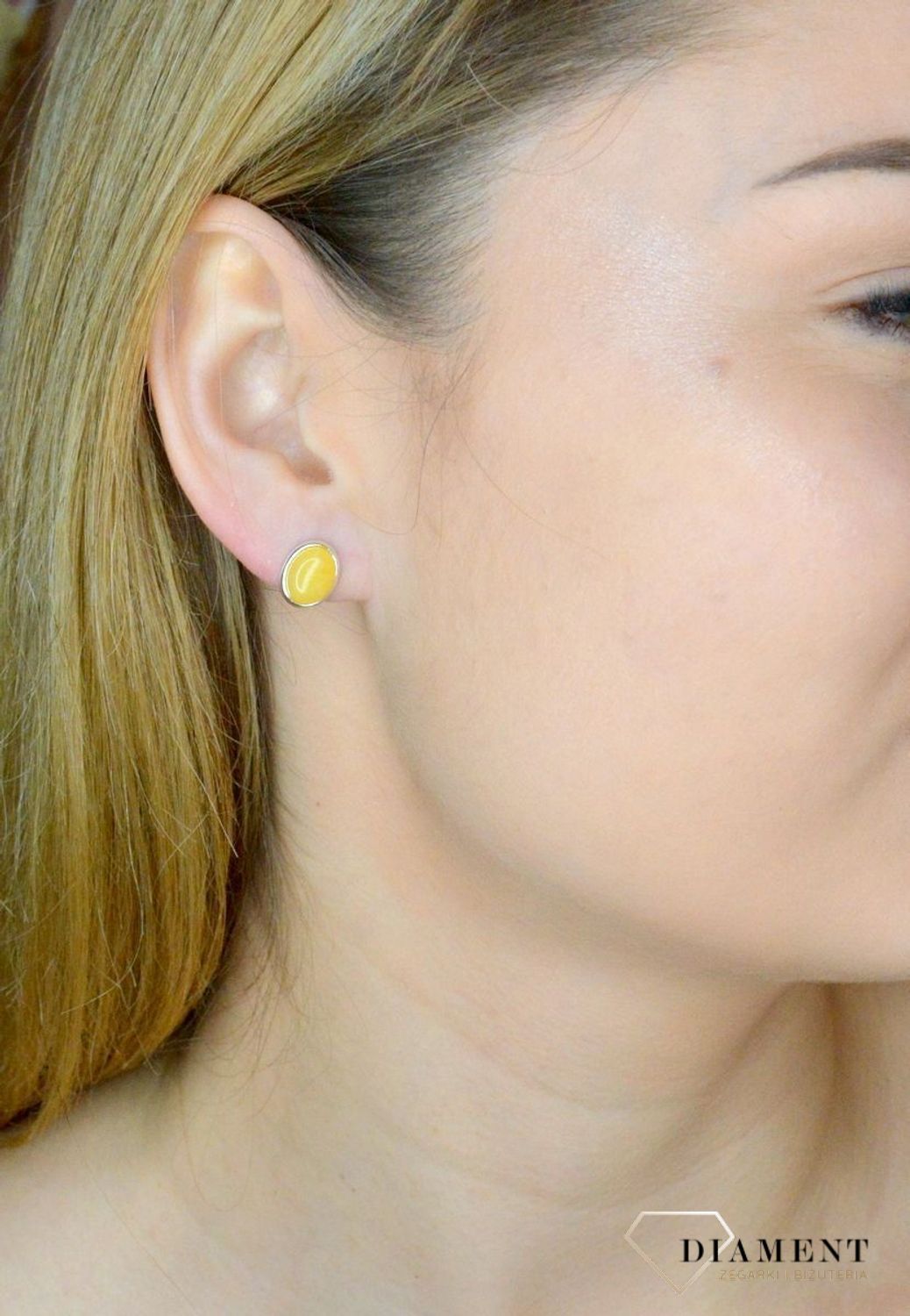 Srebrne kolczyki 925 owalne wkrętki z mlecznym bursztynem DIA-KLC-9871-925. Srebrne kolczyki damskie wkrętki. Kolczyki damskie z kamieniem. Kolczyki srebrne damskie idealne na prezent. Kolczyki z bursztynem bałtyckim..jpg