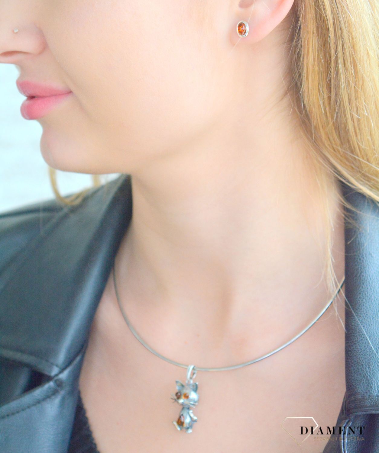 Srebrne kolczyki damskie z koniakowym bursztynem bałtyckim owalne wkrętki DIA-KLC-9872A-925. Srebrne kolczyki damskie wkrętki. Srebrne kolczyki z  bursztynem. Kolczyki srebrne z bursztynem na prezent.111.jpg