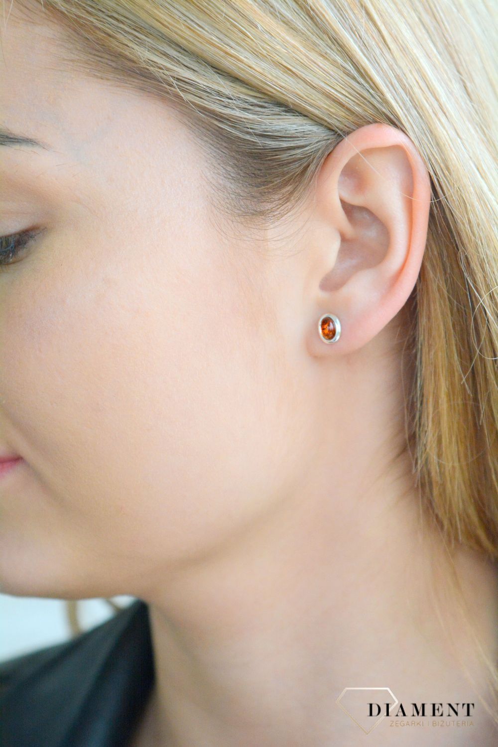 Srebrne kolczyki damskie z koniakowym bursztynem bałtyckim owalne wkrętki DIA-KLC-9872A-925. Srebrne kolczyki damskie wkrętki. Srebrne kolczyki z  bursztynem. Kolczyki srebrne z bursztynem na prezent.111.jpg