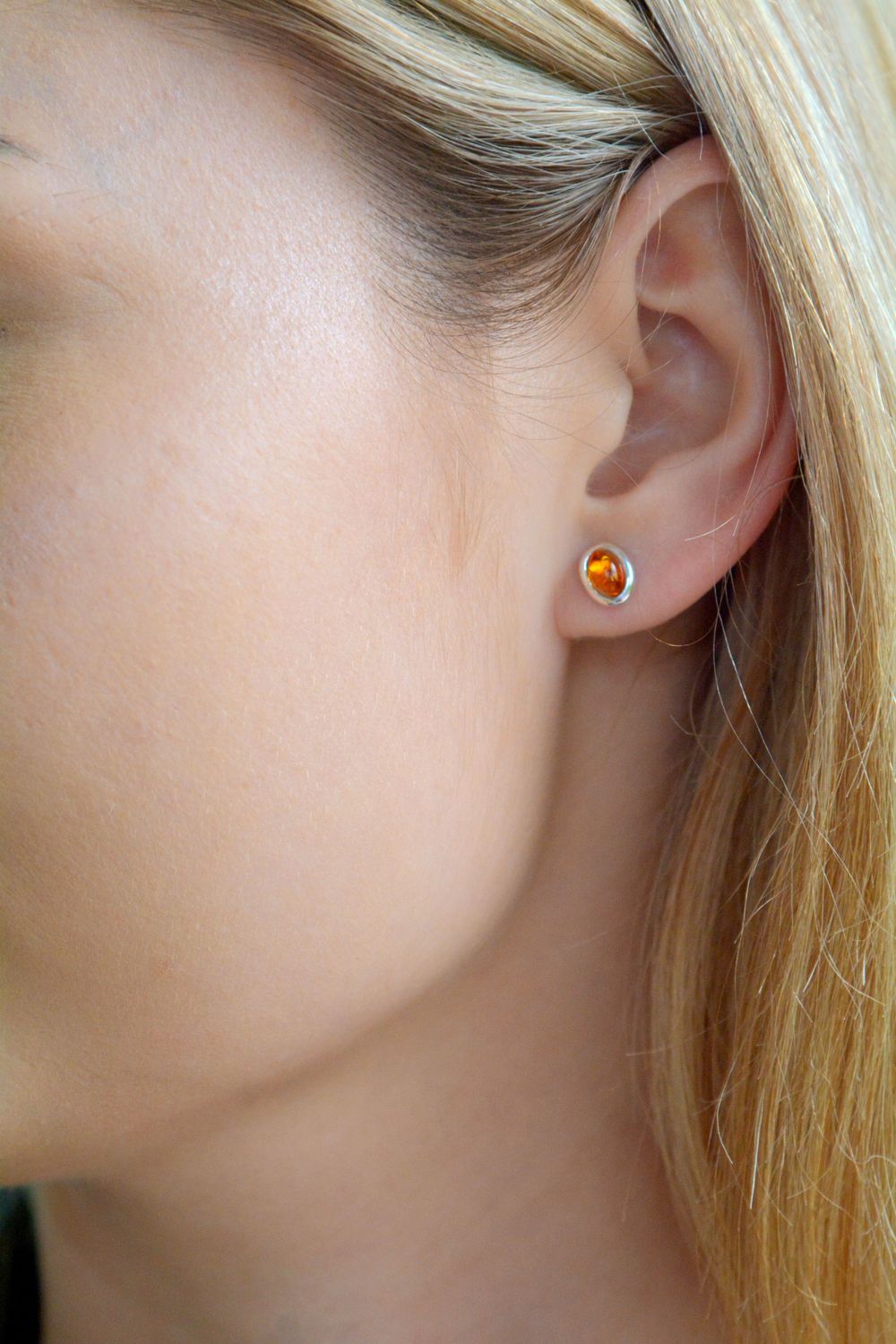 Srebrne kolczyki damskie z bursztynem bałtyckim owalne wkrętki DIA-KLC-9872B-925. Srebrne kolczyki damskie wkrętki. Srebrne kolczyki z bursztynem. Kolczyki srebrne z bursztynem na prezent.111.jpg