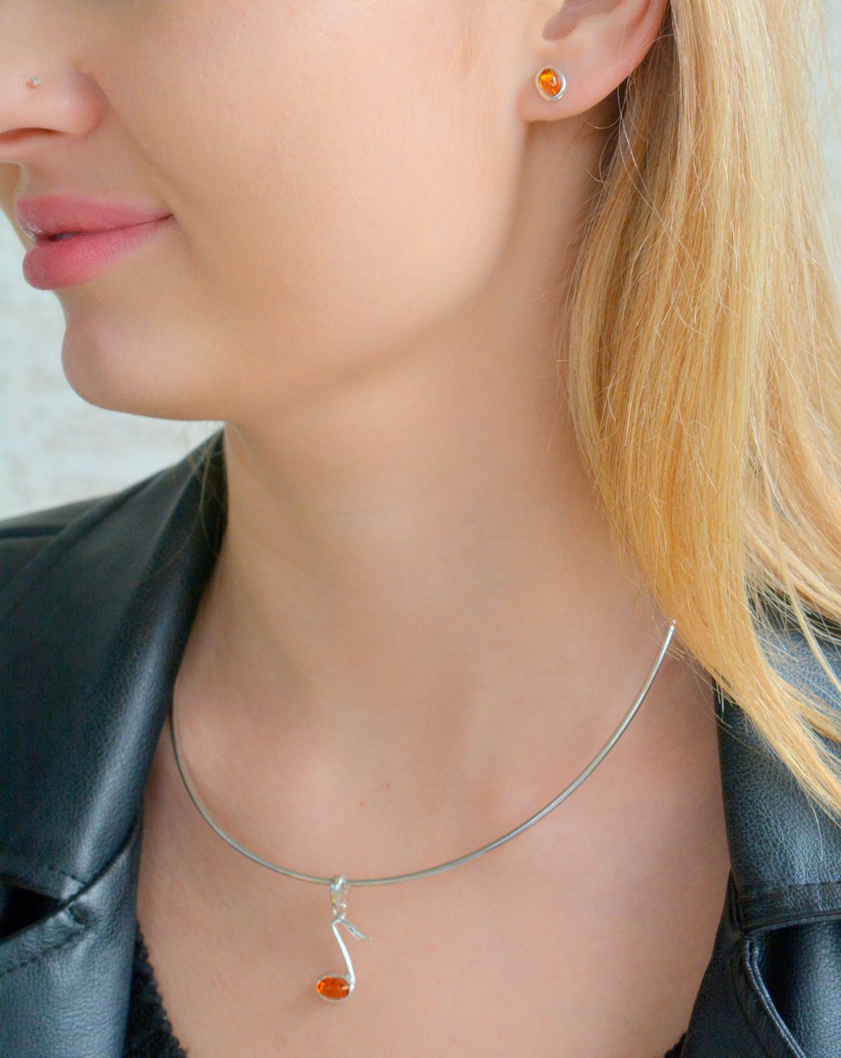 Srebrne kolczyki damskie z bursztynem bałtyckim owalne wkrętki DIA-KLC-9872B-925. Srebrne kolczyki damskie wkrętki. Srebrne kolczyki z bursztynem. Kolczyki srebrne z bursztynem na prezent.111.jpg