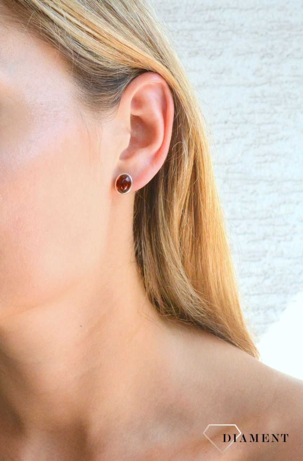 Srebrne kolczyki 925 owalne wkrętki z koniakowym bursztynem DIA-KLC-9873-925. Srebrne kolczyki damskie wkrętki. Kolczyki damskie z kamieniem. Kolczyki srebrne damskie idealne na prezent. Kolczyki z bursztynem bałtyckim..jpg