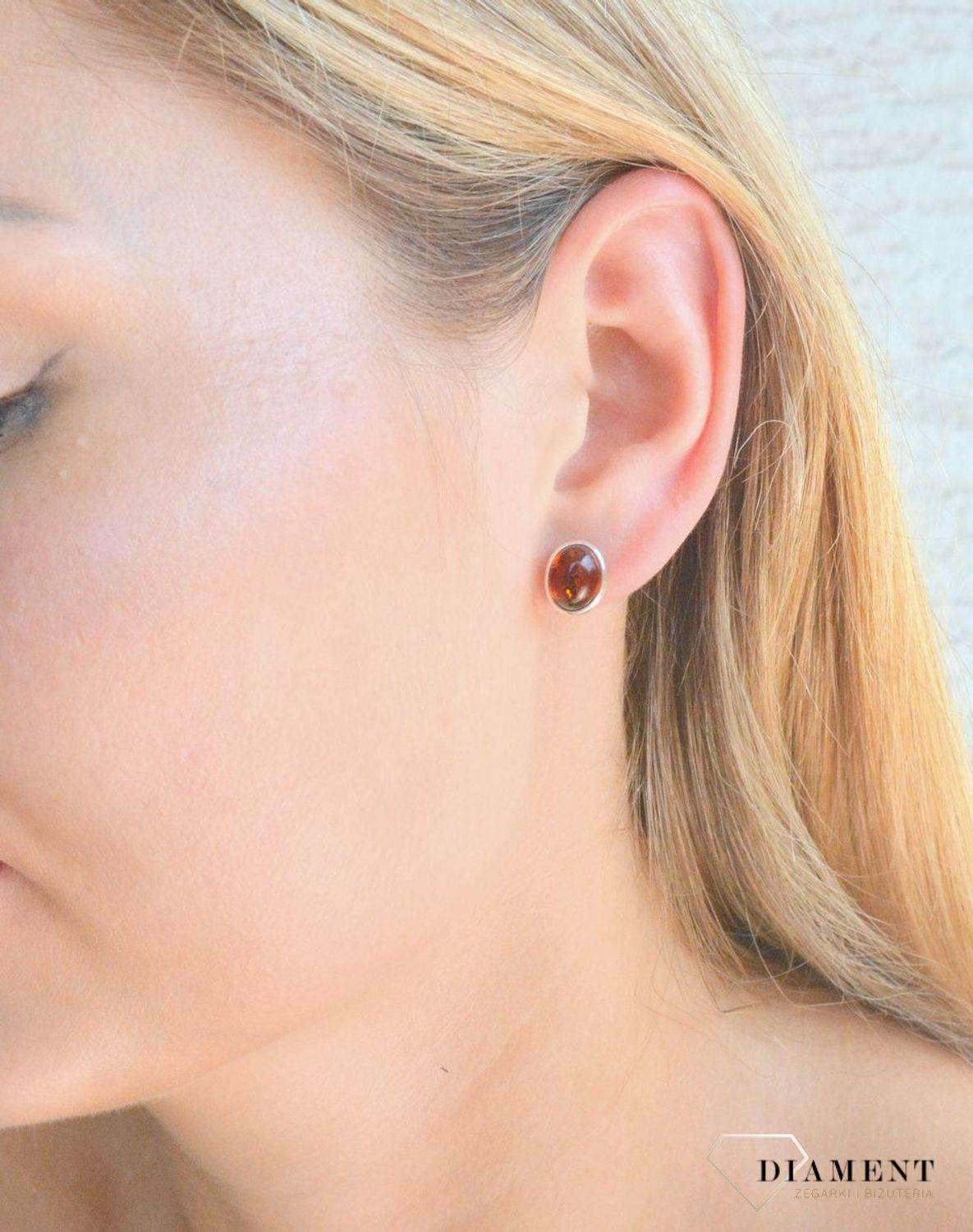 Srebrne kolczyki 925 owalne wkrętki z koniakowym bursztynem DIA-KLC-9873-925. Srebrne kolczyki damskie wkrętki. Kolczyki damskie z kamieniem. Kolczyki srebrne damskie idealne na prezent. Kolczyki z bursztynem bałtyckim..jpg