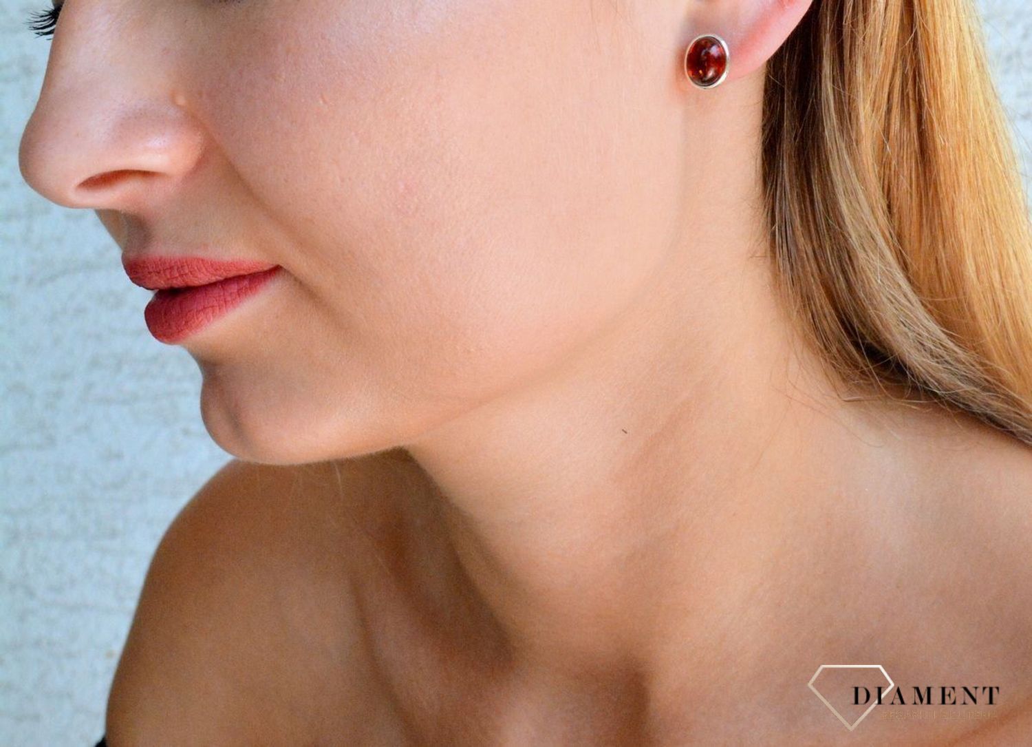 Srebrne kolczyki 925 owalne wkrętki z koniakowym bursztynem DIA-KLC-9873-925. Srebrne kolczyki damskie wkrętki. Kolczyki damskie z kamieniem. Kolczyki srebrne damskie idealne na prezent. Kolczyki z bursztynem bałtyckim..jpg