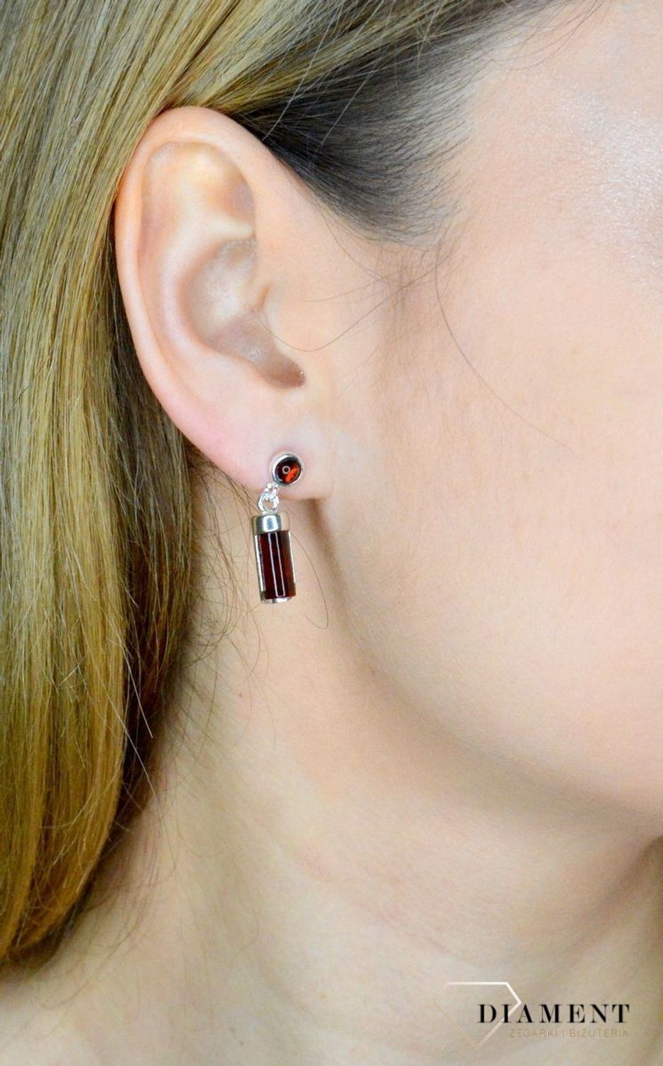 Srebrne kolczyki 925 wiszące walce z koniakowym bursztynem DIA-KLC-9874-925. Srebrne kolczyki damskie wiszące. Kolczyki damskie z kamieniem. Kolczyki srebrne damskie idealne na prezent. Kolczyki z bursztynem bałtyckim..jpg