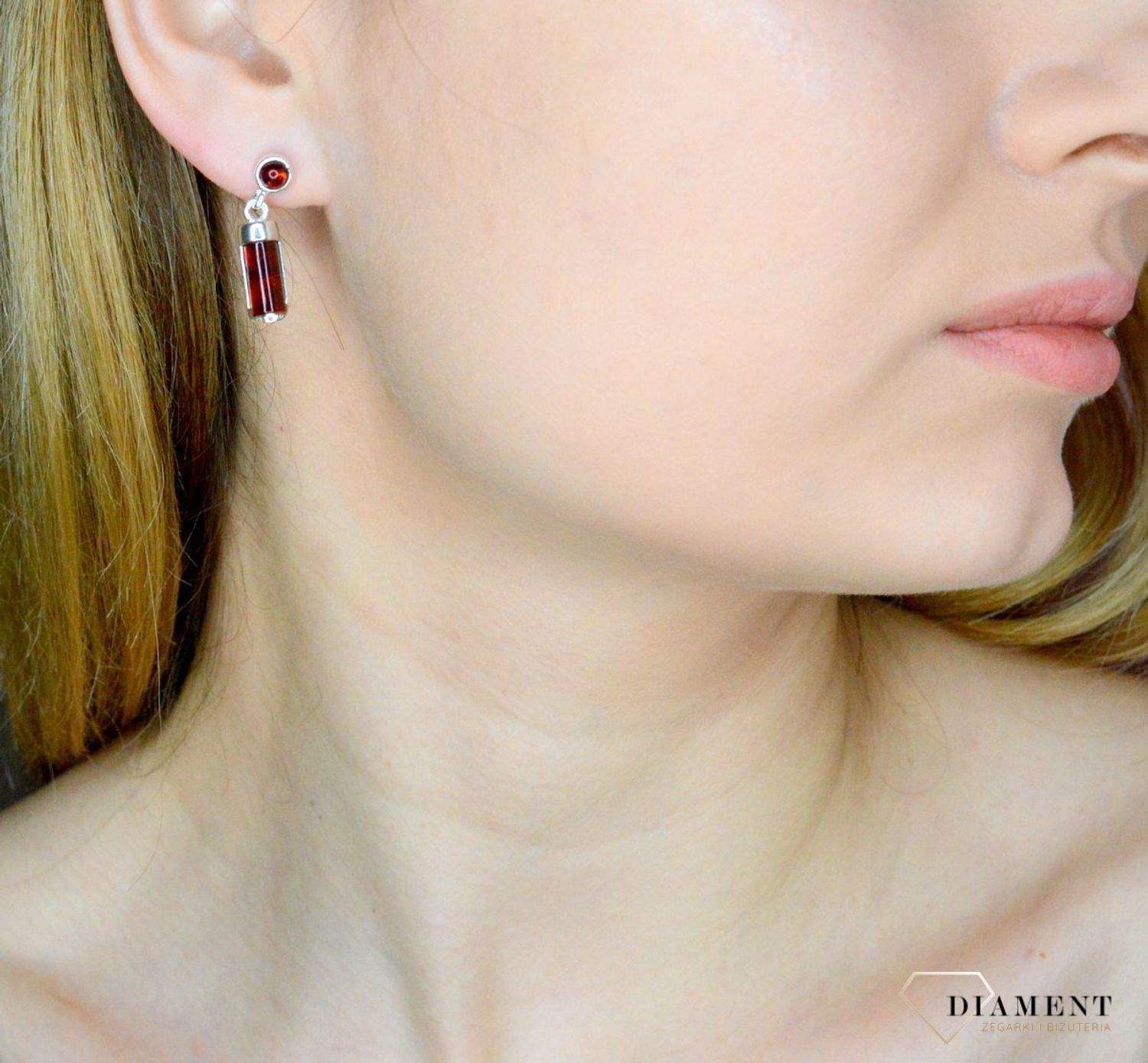 Srebrne kolczyki 925 wiszące walce z koniakowym bursztynem DIA-KLC-9874-925. Srebrne kolczyki damskie wiszące. Kolczyki damskie z kamieniem. Kolczyki srebrne damskie idealne na prezent. Kolczyki z bursztynem bałtyckim..jpg