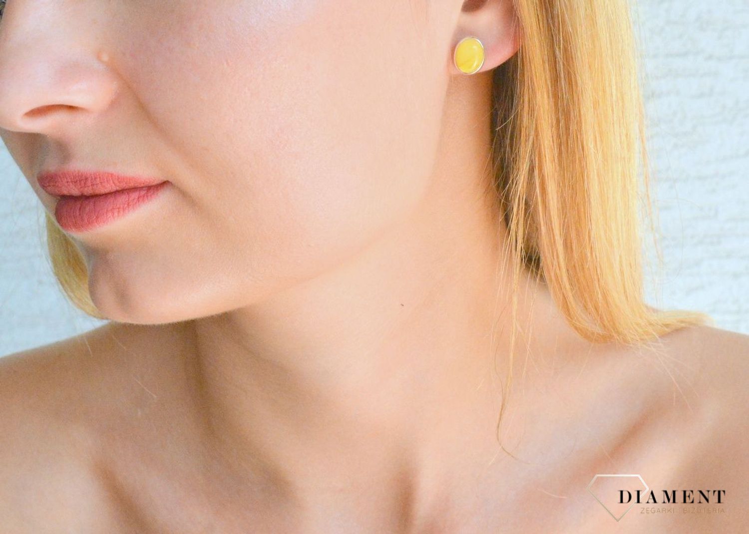 Srebrne kolczyki 925 owalne wkrętki z miodowym bursztynem DIA-KLC-9875-925. Srebrne kolczyki damskie wkrętki. Kolczyki damskie z kamieniem. Kolczyki srebrne damskie idealne na prezent. Kolczyki z bursztynem bałtyckim..jpg