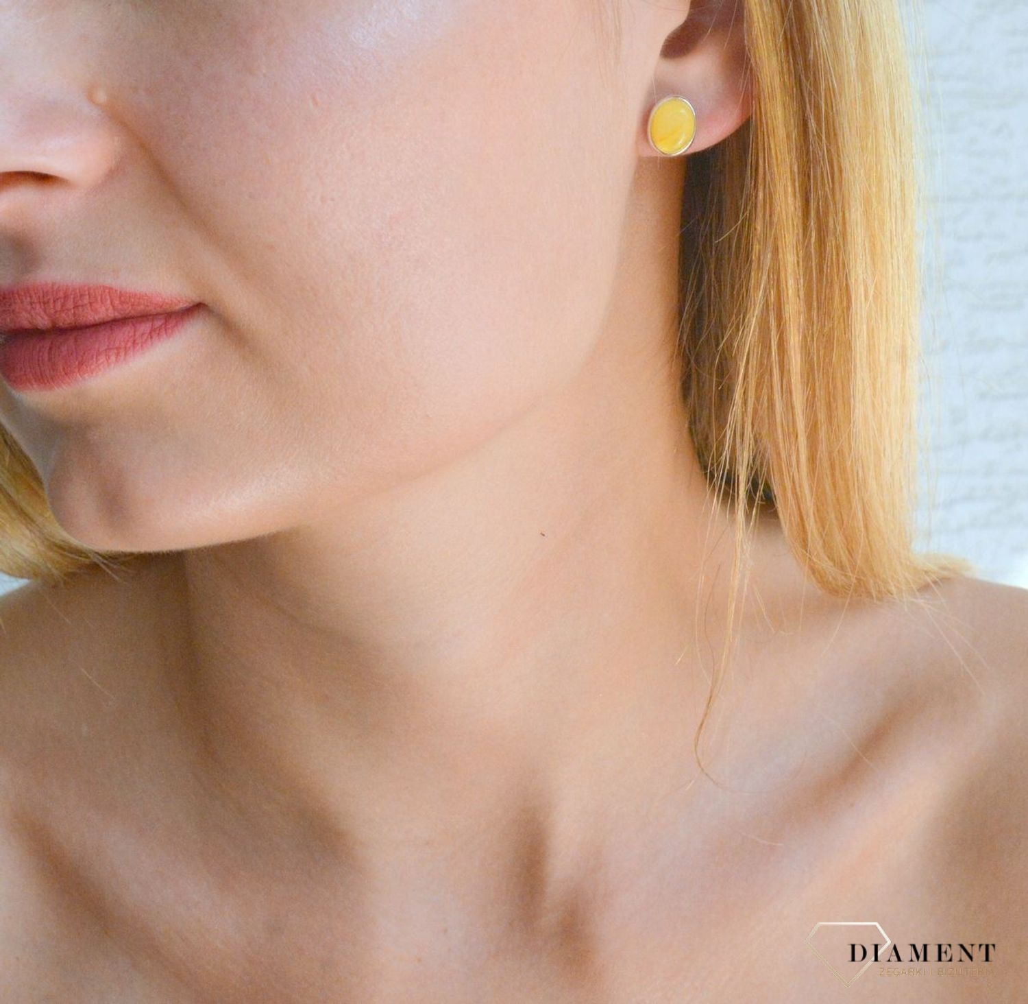 Srebrne kolczyki 925 owalne wkrętki z miodowym bursztynem DIA-KLC-9875-925. Srebrne kolczyki damskie wkrętki. Kolczyki damskie z kamieniem. Kolczyki srebrne damskie idealne na prezent. Kolczyki z bursztynem bałtyckim..jpg