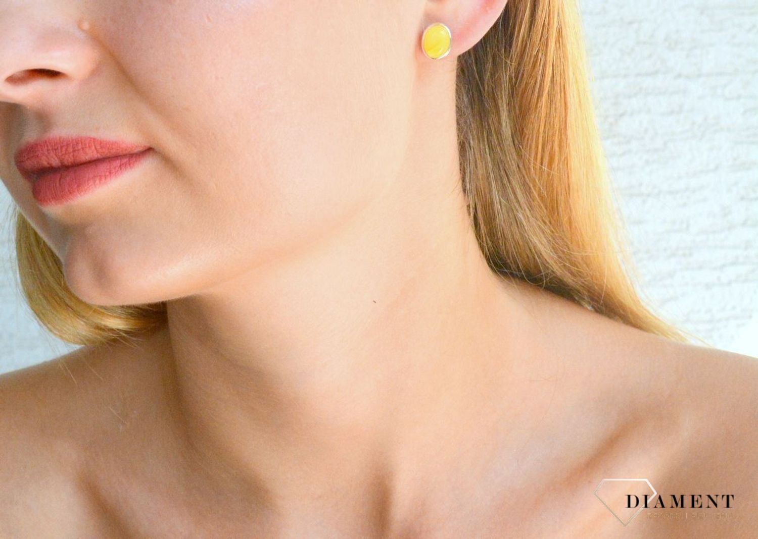 Srebrne kolczyki 925 owalne wkrętki z miodowym bursztynem DIA-KLC-9875-925. Srebrne kolczyki damskie wkrętki. Kolczyki damskie z kamieniem. Kolczyki srebrne damskie idealne na prezent. Kolczyki z bursztynem bałtyckim..jpg