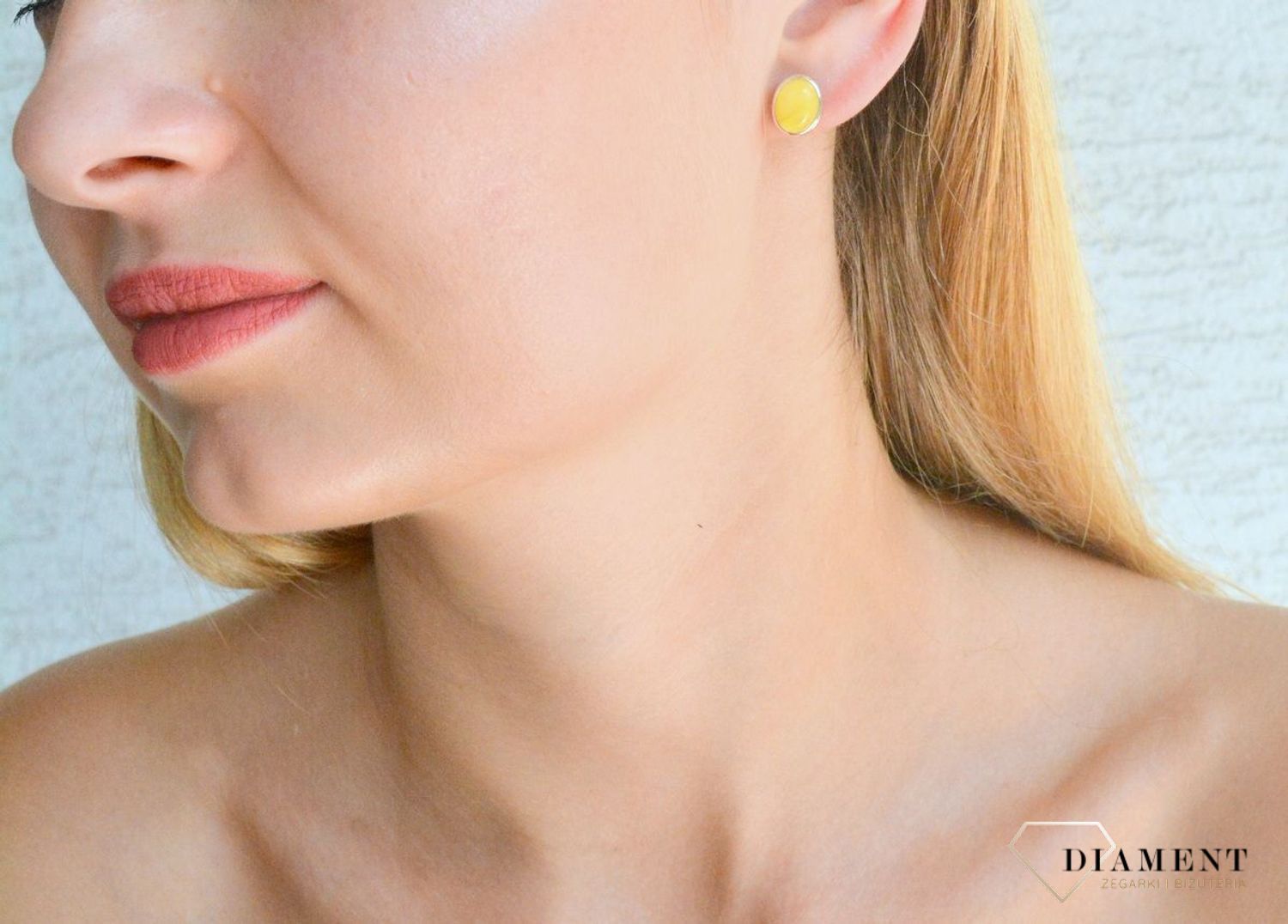 Srebrne kolczyki 925 owalne wkrętki z miodowym bursztynem DIA-KLC-9875-925. Srebrne kolczyki damskie wkrętki. Kolczyki damskie z kamieniem. Kolczyki srebrne damskie idealne na prezent. Kolczyki z bursztynem bałtyckim..jpg