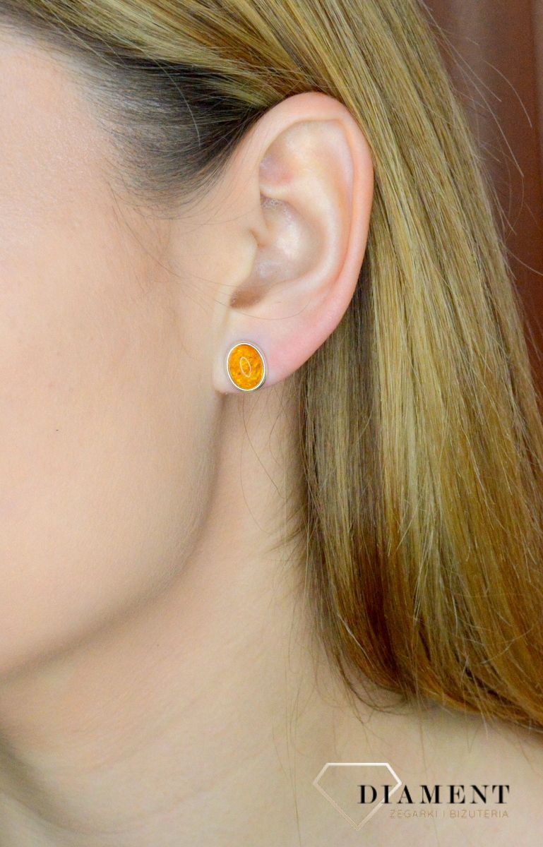 Srebrne kolczyki 925 okrągłe wkrętki z miodowym bursztynem DIA-KLC-9877-925. Srebrne kolczyki damskie wkrętki. Kolczyki damskie z kamieniem. Kolczyki srebrne damskie idealne na prezent. Kolczyki z bursztynem bałtyckim..jpg