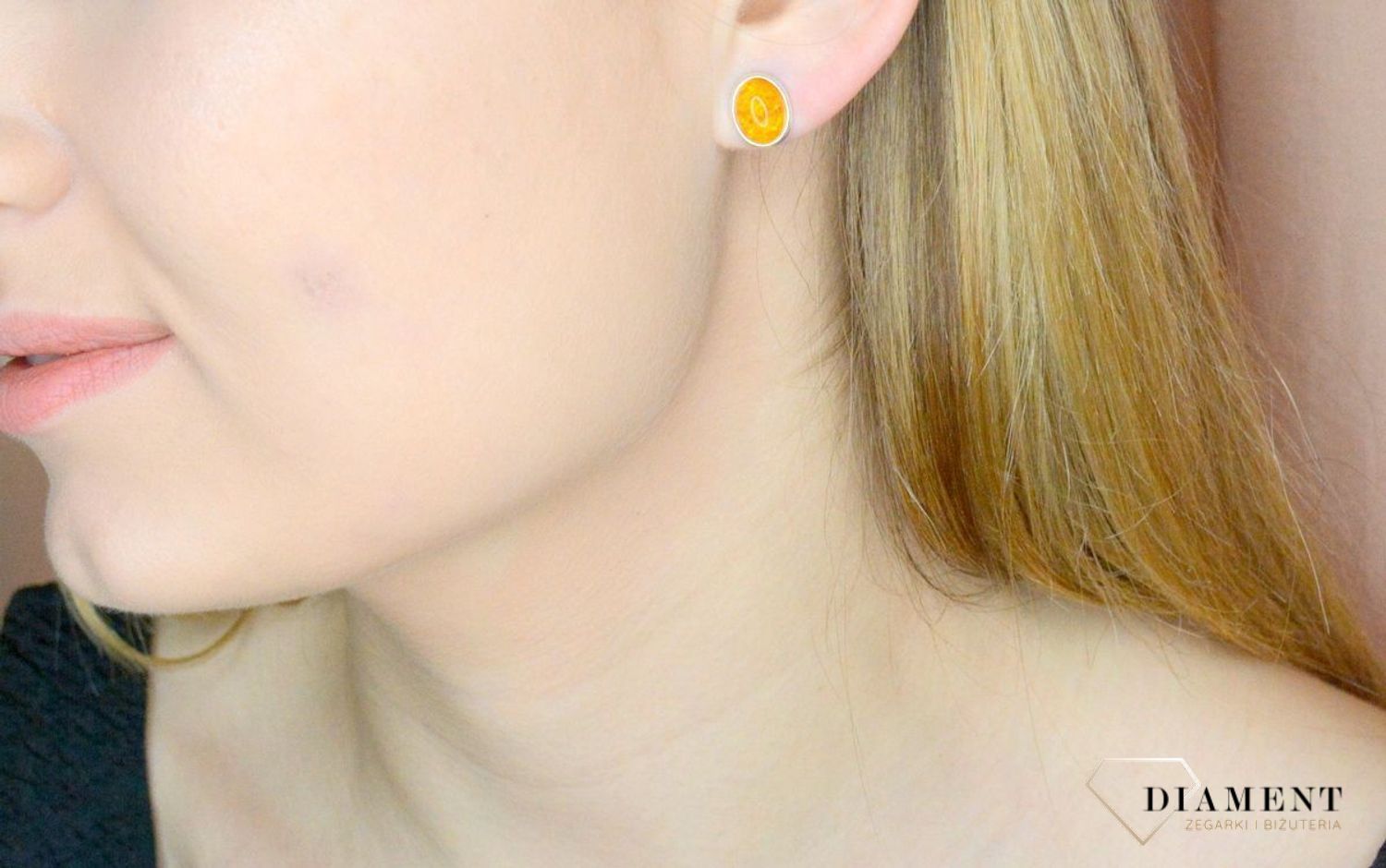 Srebrne kolczyki 925 okrągłe wkrętki z miodowym bursztynem DIA-KLC-9877-925. Srebrne kolczyki damskie wkrętki. Kolczyki damskie z kamieniem. Kolczyki srebrne damskie idealne na prezent. Kolczyki z bursztynem bałtyckim..jpg