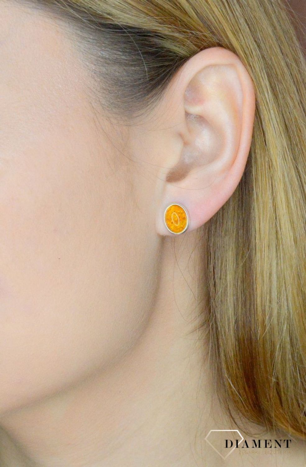 Srebrne kolczyki 925 okrągłe wkrętki z miodowym bursztynem DIA-KLC-9877-925. Srebrne kolczyki damskie wkrętki. Kolczyki damskie z kamieniem. Kolczyki srebrne damskie idealne na prezent. Kolczyki z bursztynem bałtyckim..jpg